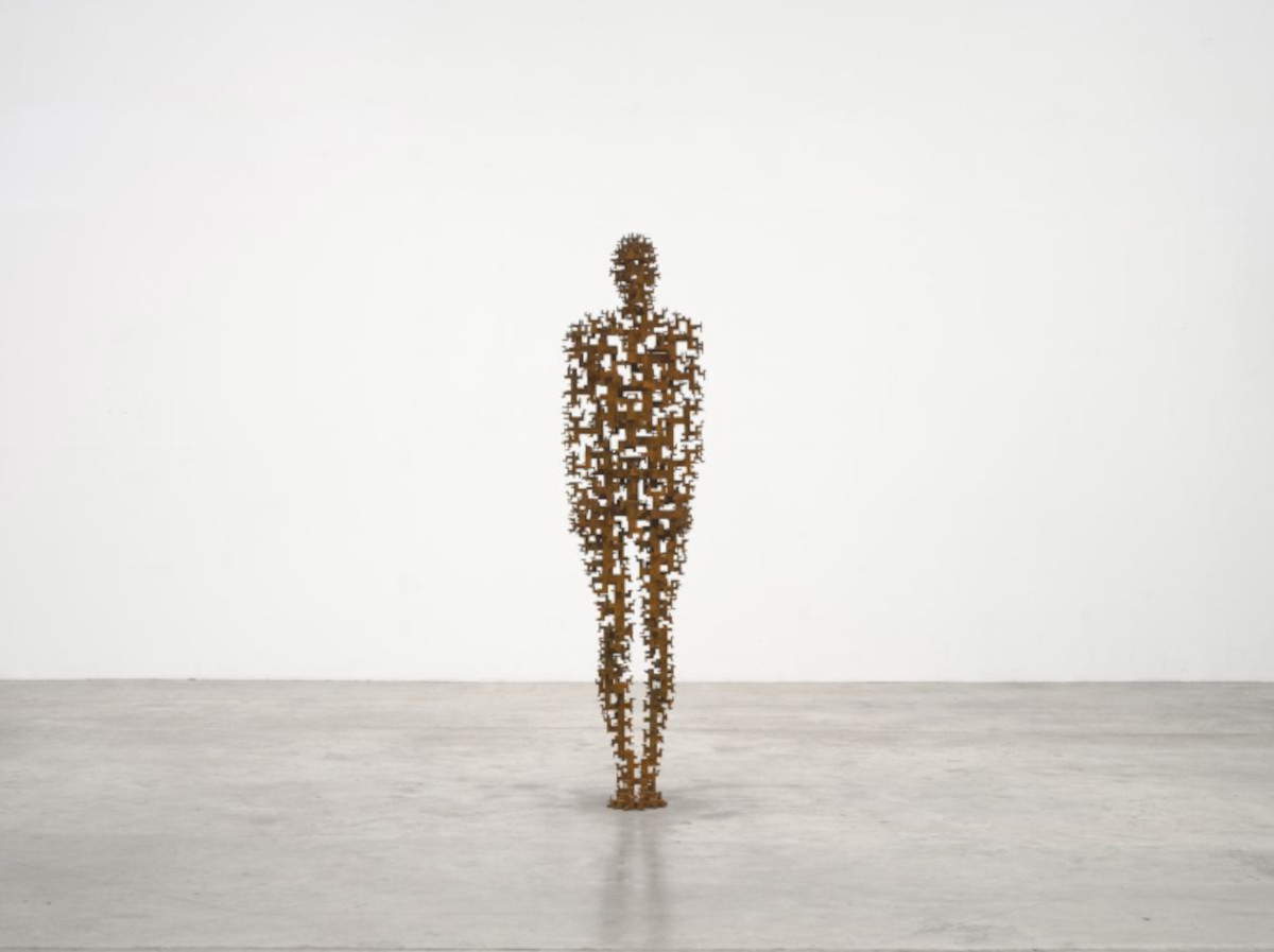 Antony Gormley, Attend (2025; ghisa). Foto di Stephen White &amp; Co &copy; Antony Gormley