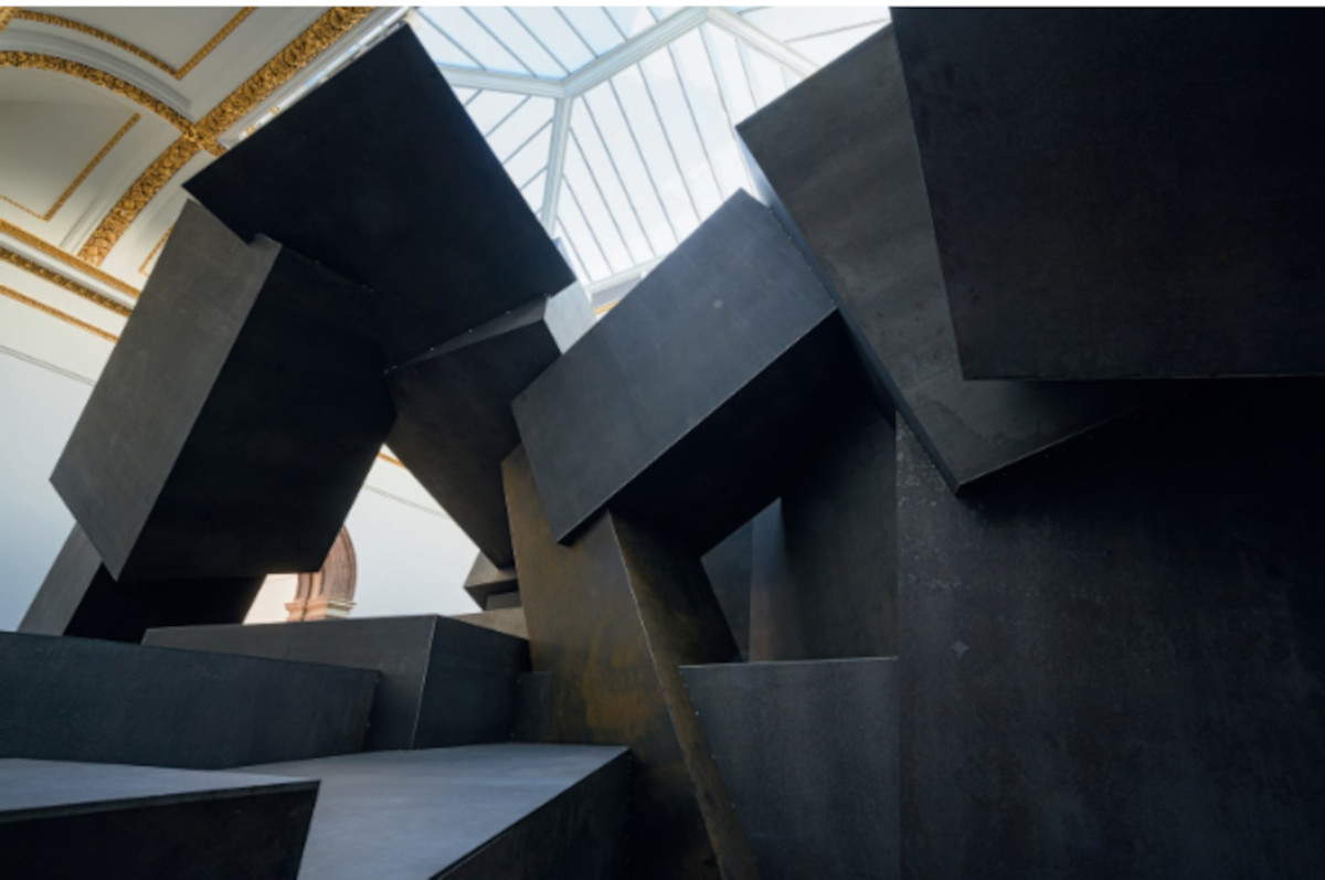 Antony Gormley, Cave (2019; acciaio corten da 8 mm; Antony Gormley, Royal Academy of Arts, Londra, Regno Unito, 2019). &copy; Antony Gormley e White Cube