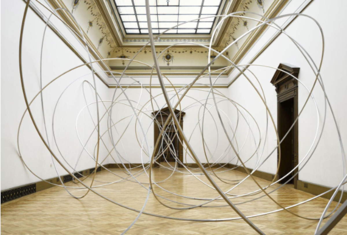 Antony Gormley, Orbit Field III (2026; anelli in tubo d'alluminio a sezione quadrata da 23 mm e spine in acciaio inossidabile; Antony Gormley / Pavla Melkov&aacute;, Galerie Rudolfinum, Praga, Repubblica Ceca, 2024&ndash;25). &copy; Antony Gormley