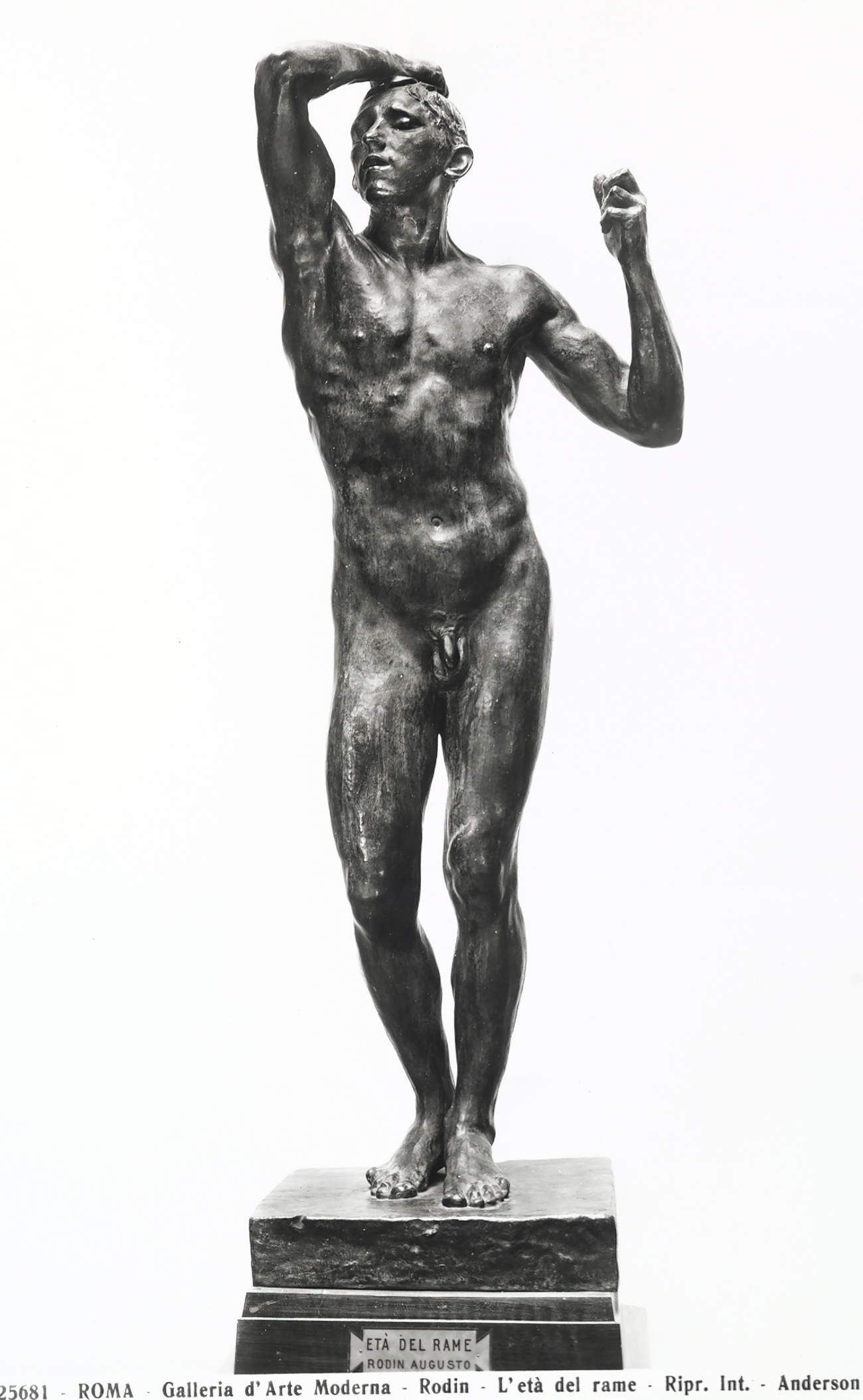 Domenico Anderson, Auguste Rodin, Das Zeitalter der Bronze (1875-1877, Guss 1914), Galleria Nazionale d'Arte Moderna e Contemporanea, Rom (vor 1927; Kunstdruck von Gelatinesilber-Salznegativ auf Glas; Florenz, Archivi Alinari)