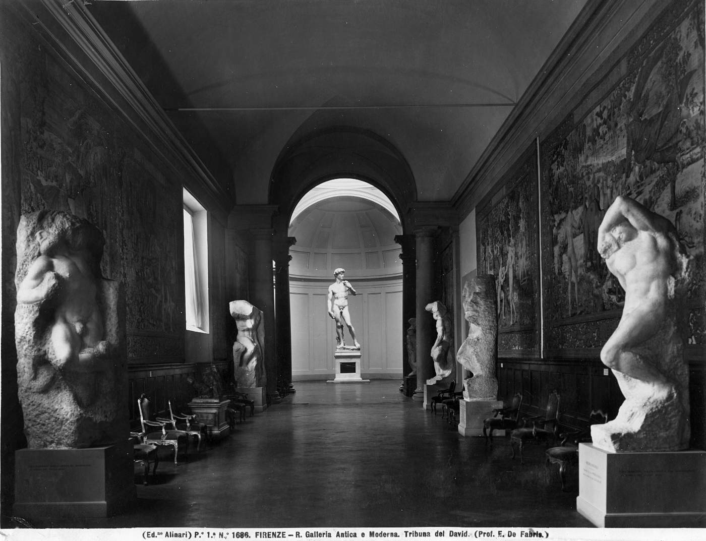 Fratelli Alinari, Blick auf die Tribuna (1872-1882), mit dem David, Galleria dell'Accademia, Florenz (1909-1916; Kunstdruck nach digitaler Reproduktion eines Silbergelatine-Salznegativs auf Glas; Florenz, Alinari-Archiv)