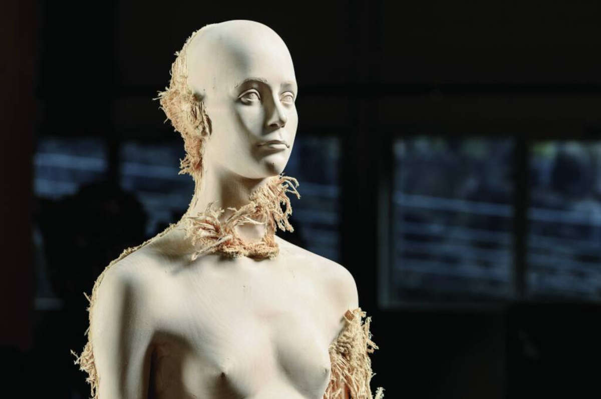 Aron Demetz, Senza titolo (2024; legno di tiglio, 220 x 78 x 70 cm)