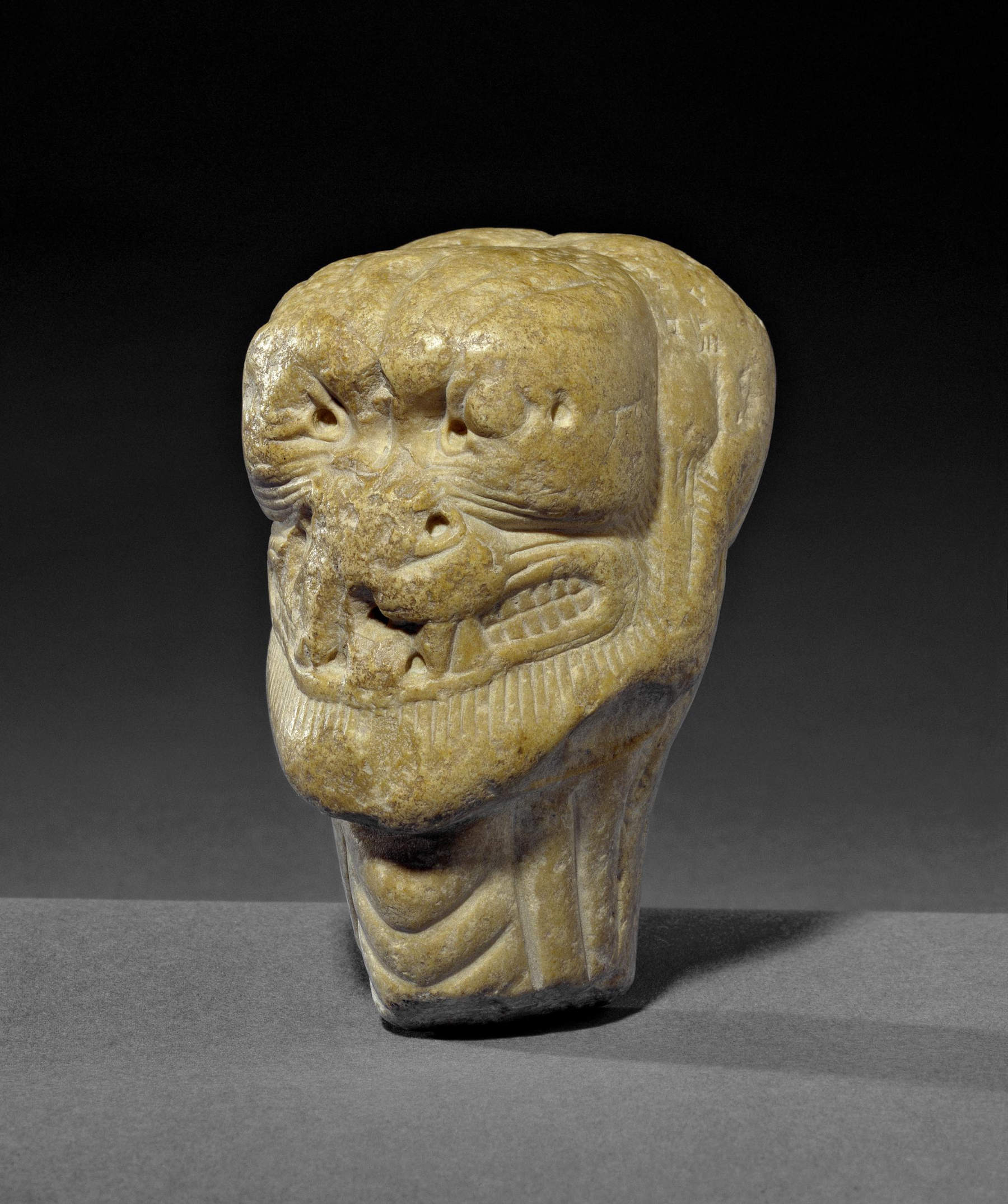 Mesopotamische Kunst, Pazuzu-Kopf (ca. 800–600 v. Chr.; Kalkstein, 9,90 × 5,80 × 7 cm; London, British Museum) Foto: &copy; The Trustees of the British Museum. Veröffentlicht unter einer Creative-Commons-Lizenz „Namensnennung – Nicht kommerziell – Weitergabe unter gleichen Bedingungen 4.0 International“ (CC BY-NC-SA 4.0).