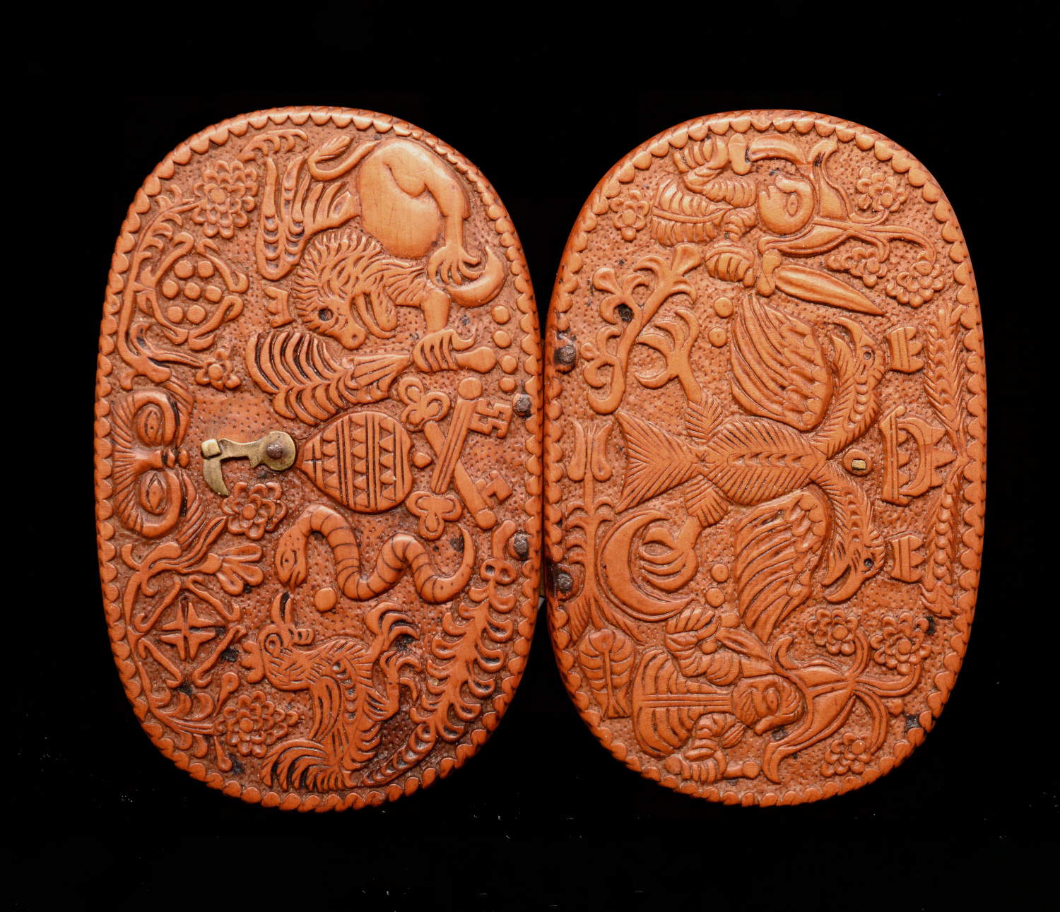 A carved box made of boxwood, crafted in Italy and dated 1687, commemorating the conquest of the Morea and the Holy League&rsquo;s victory over the Turks. Among the numerous symbols depicted, the Lion of St. Mark stands out: with one paw it holds the palm of victory, and with the other it tramples the crescent moon. Vascellari Family Collection.