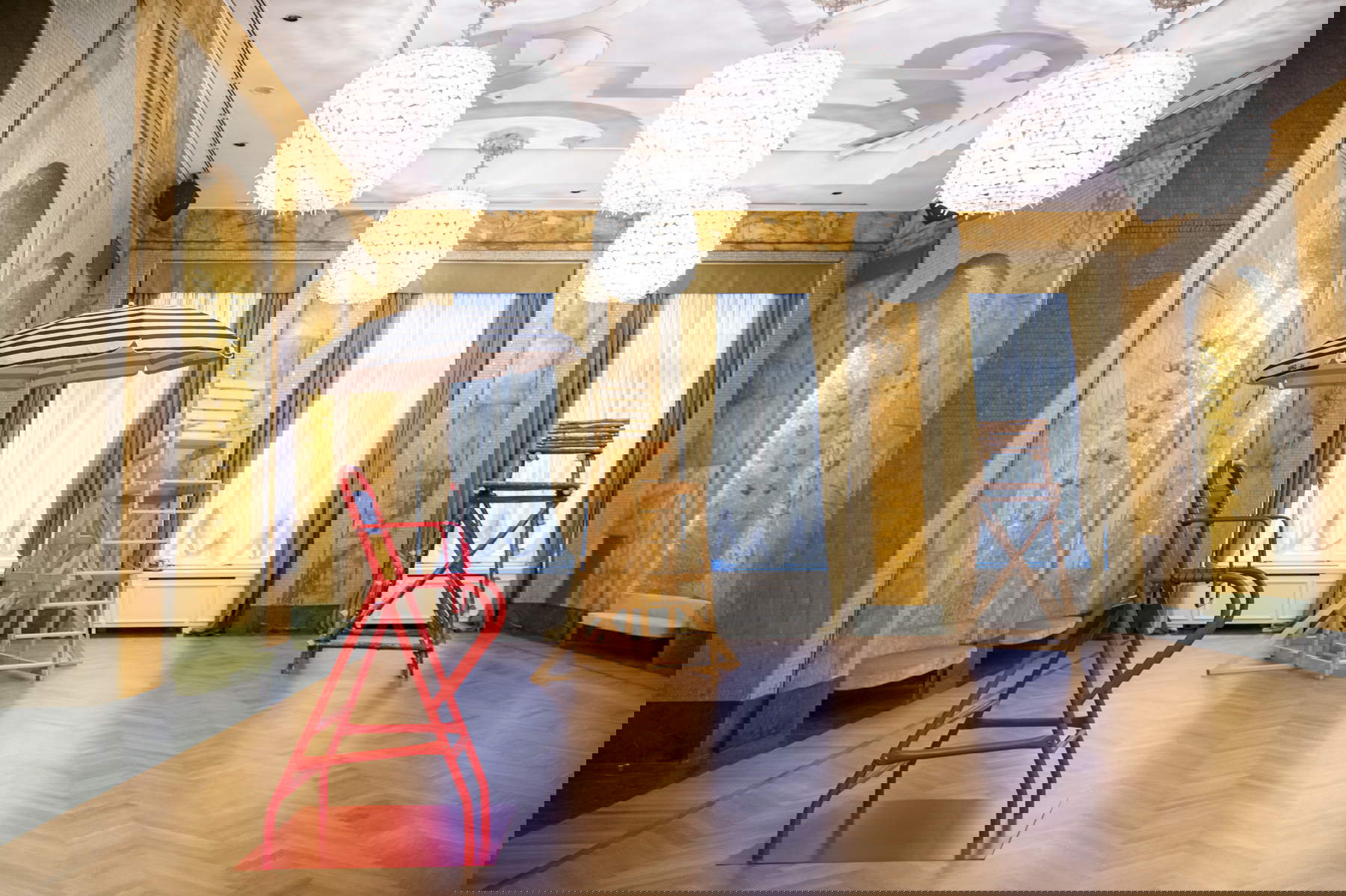 Augustas Serapinas, 6 Chairs (Artissima 2021 ; vue de l'installation, Hotel Principi Di Piemonte). Photo de Perottino Piva Peirone