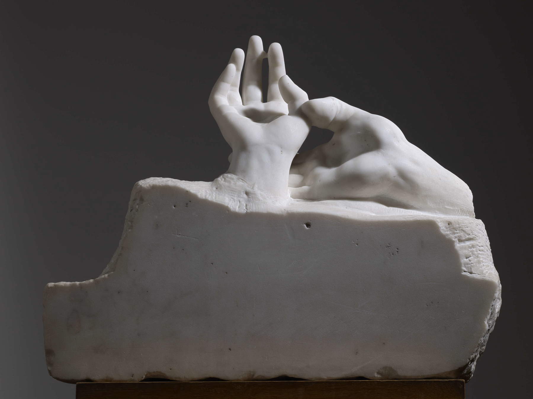 Auguste Rodin, „Mains d’amants“ (1904; Marmor, 44,3 x 56,9 x 36,5 cm; Paris, Mus&eacute;e Rodin) &copy; Mus&eacute;e Rodin. Foto: Cristian Baraja