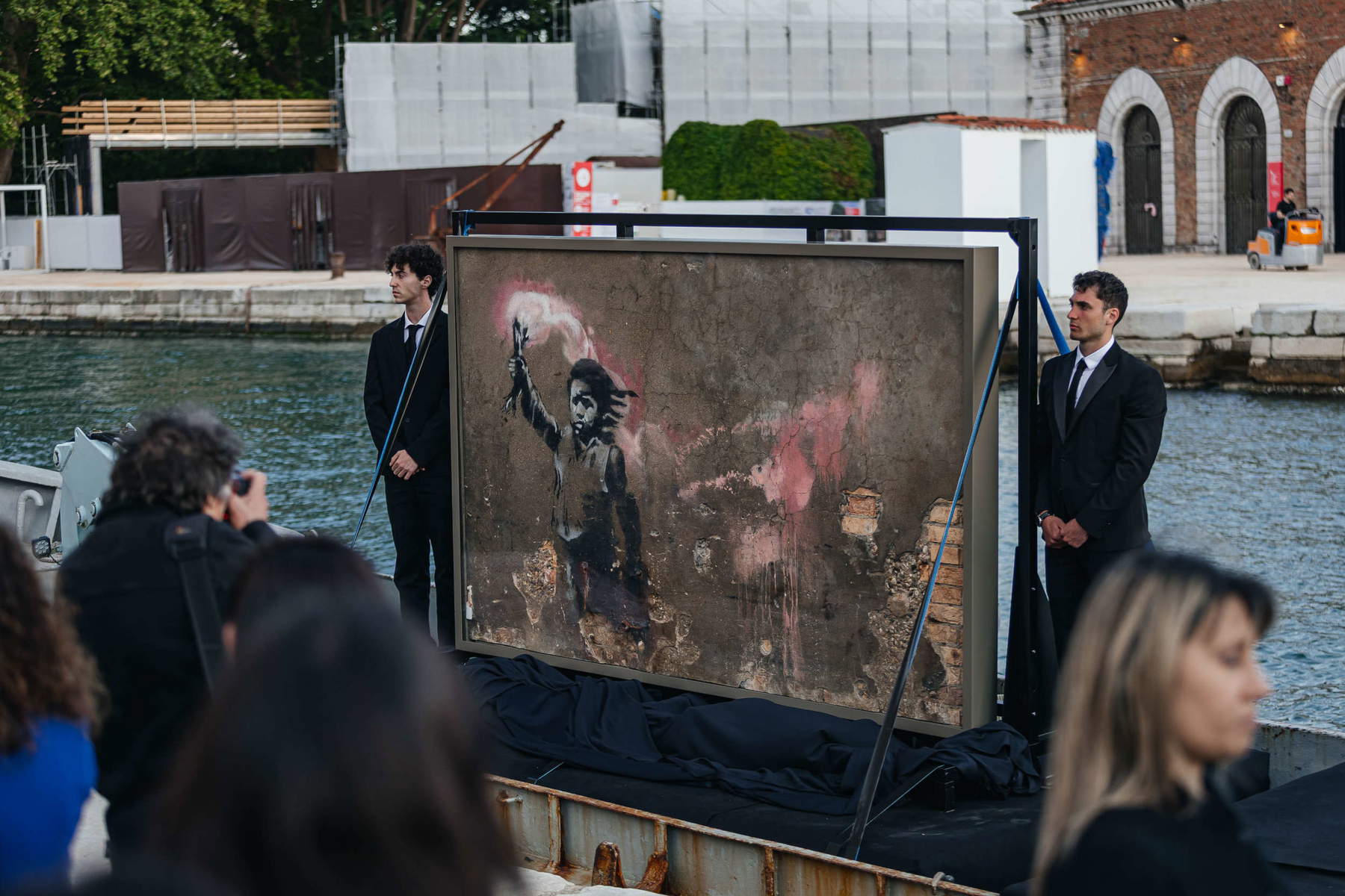 The Migrant Child di Banksy restaurato