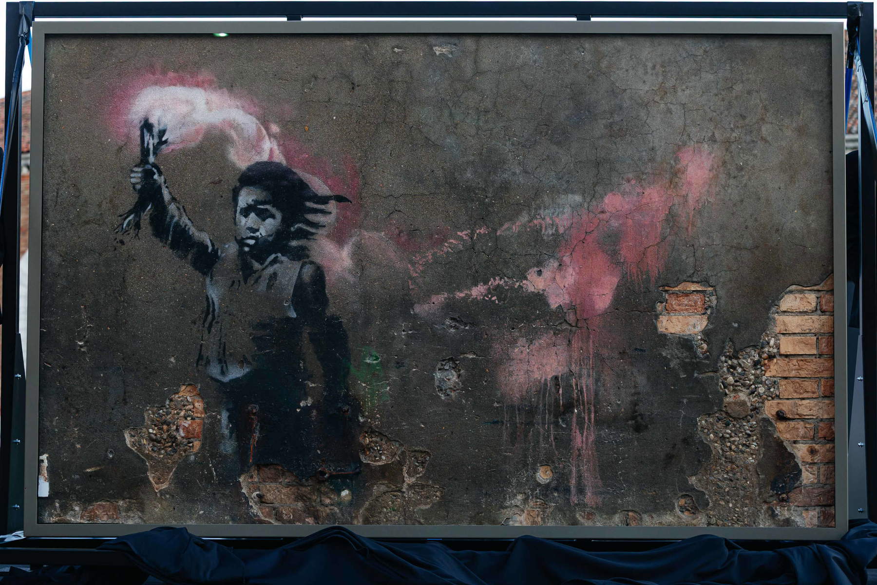 The Migrant Child di Banksy restaurato
