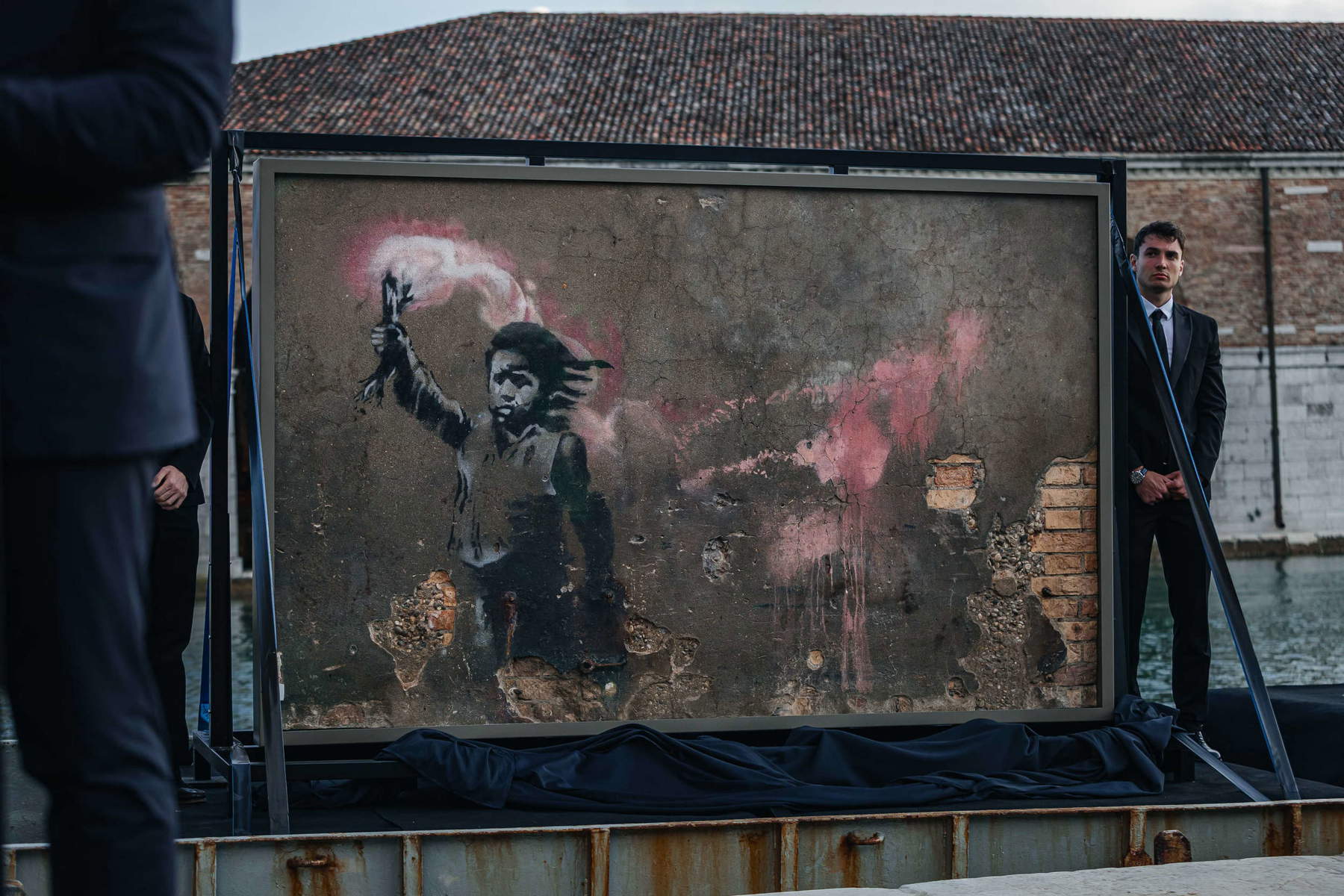 The Migrant Child di Banksy restaurato