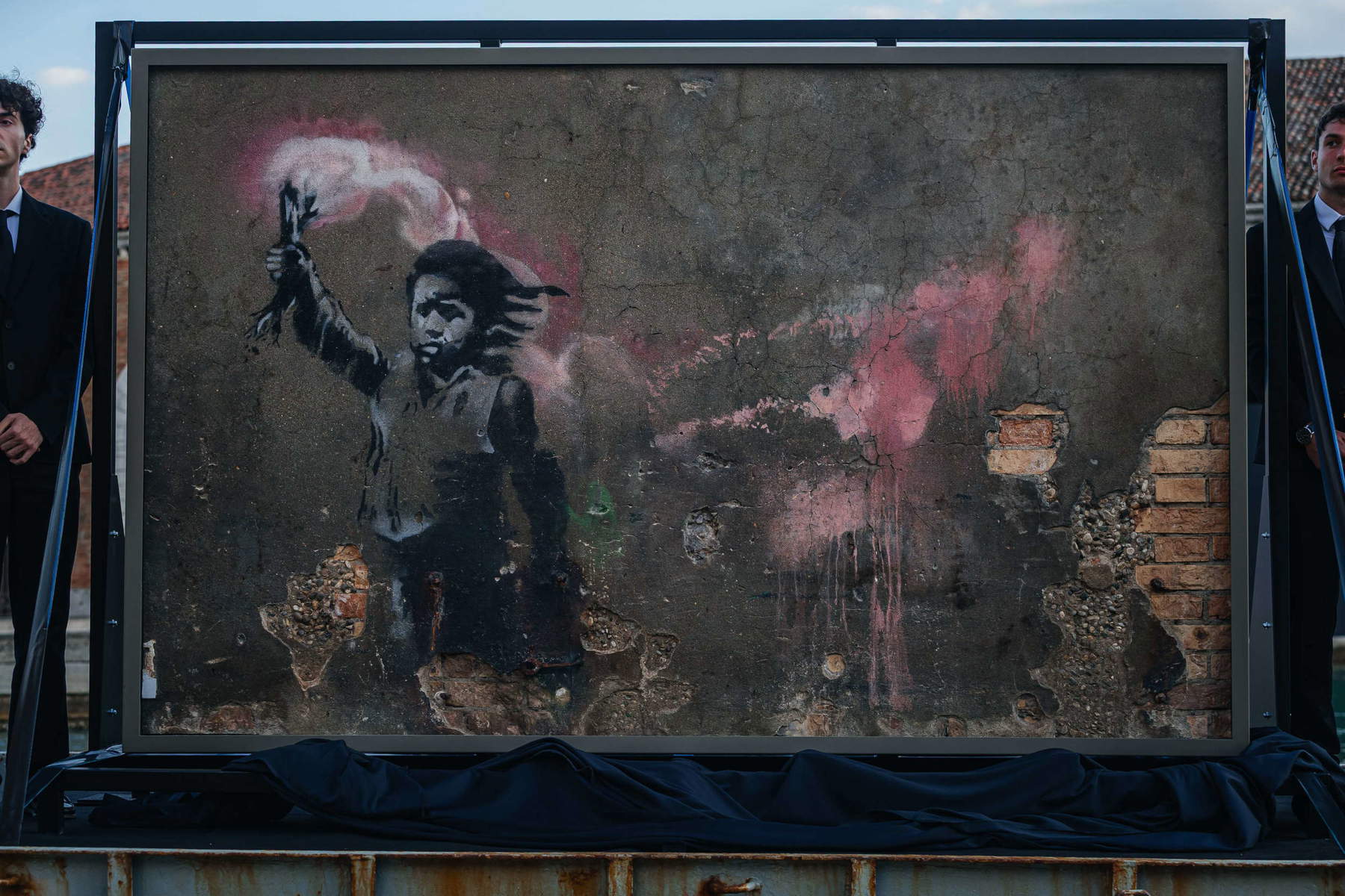 The Migrant Child di Banksy restaurato