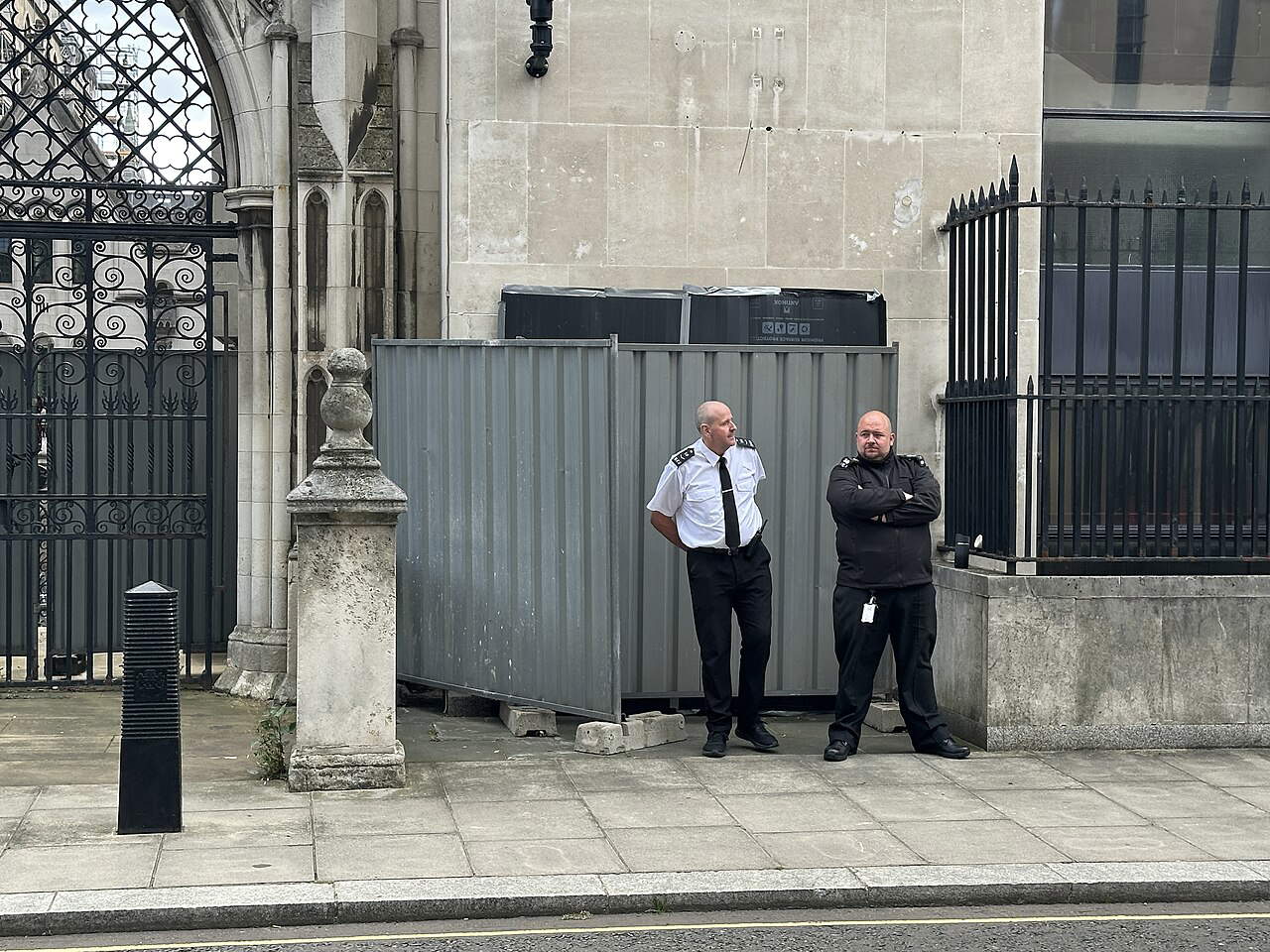 Sicherheitsvorkehrungen vor dem Banksy-Wandbild, das zur Entfernung abgedeckt wurde. Foto: Matt Brown