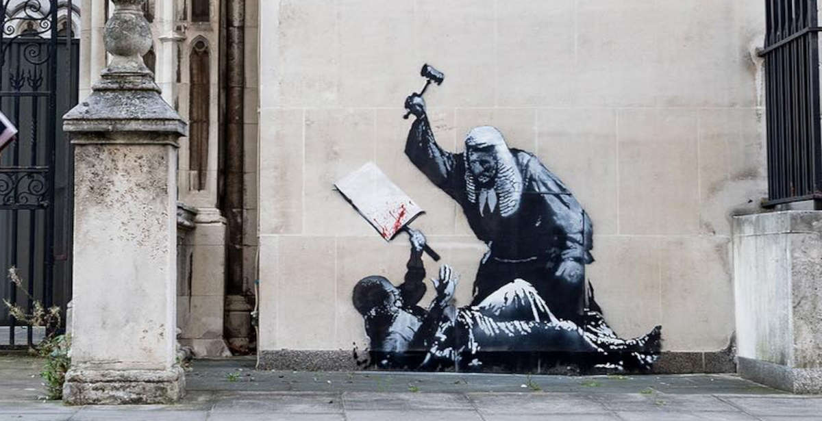 Das Wandgemälde von Banksy am Royal Court of Justice in London, bevor es übermalt wurde. Foto: Banksys offizieller Instagram-Account