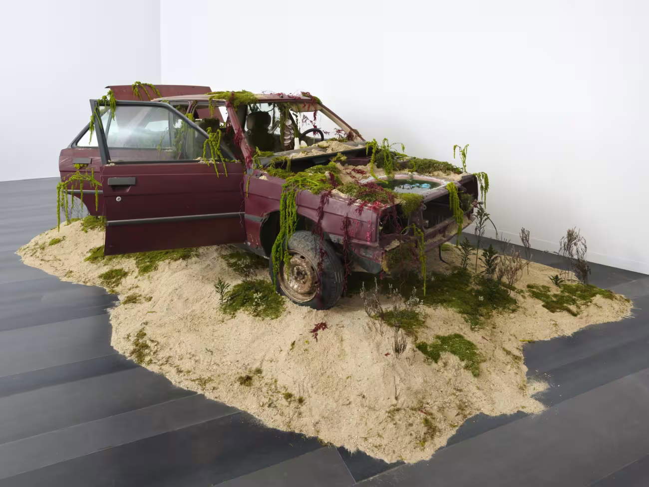Bianca Bondi, Carcasse de R9 – Analog Pits, 2026. Ausstellungsansicht „Moteur Imaginaire“, 2026. Mit freundlicher Genehmigung der Künstlerin und der Galerie mor charpentier, Paris. Bianca Bondi &copy; ADAGP, Paris, 2026. Foto: &copy; Aur&eacute;lien Mole