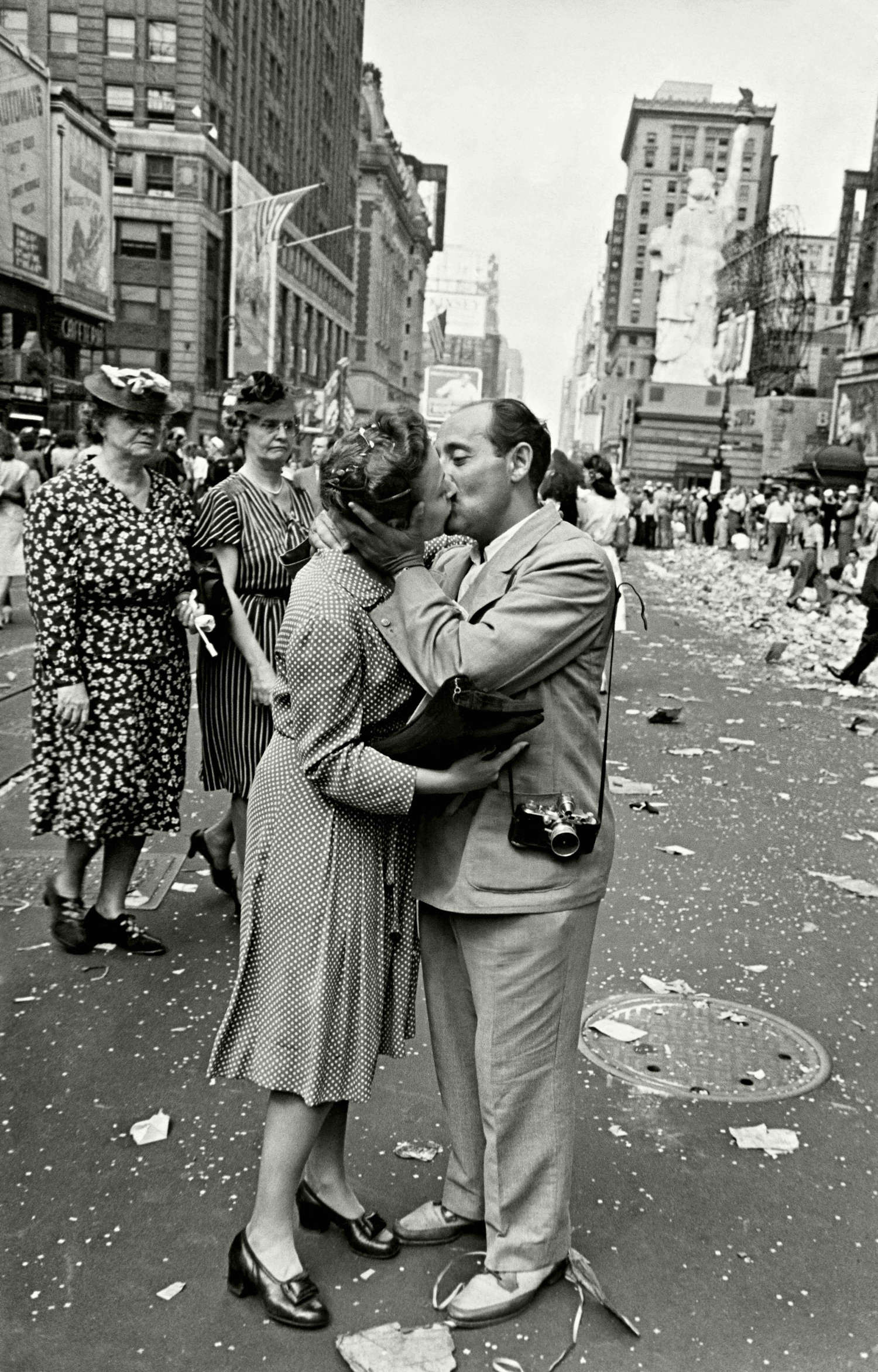 Bill Shrout, Alfred Eisenstaedt küsst seine zukünftige Frau Kathy Kaye am Times Square am Tag des Sieges über Japan (New York City, 14. August 1945) &copy; William C. Shrout / The LIFE Picture Collection / Shutterstock