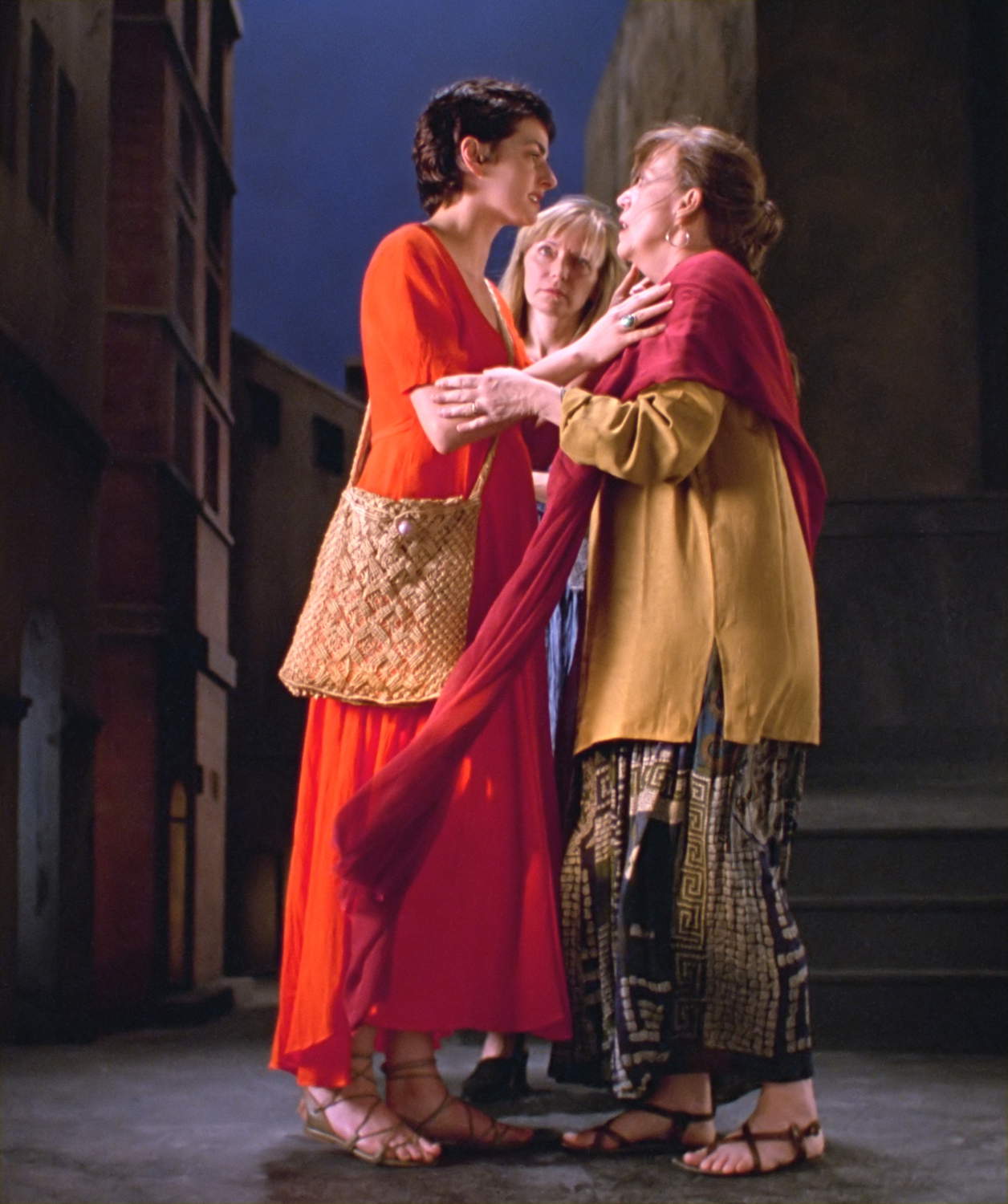 Bill Viola, The Greeting (1995; Video-/Audioinstallation, Farbvideoprojektion auf einer großen, vertikalen, an der Wand montierten Leinwand in einem abgedunkelten Raum; verstärkter Stereoton. Abmessungen des projizierten Bildes: 2,8 x 2,4 m. Dauer: 10:22 Minuten. Darsteller: Angela Black, Suzanne Peters, Bonnie Snyder. Foto: Kira Perov &copy; Bill Viola. Mit freundlicher Genehmigung von Bill Viola Studio.