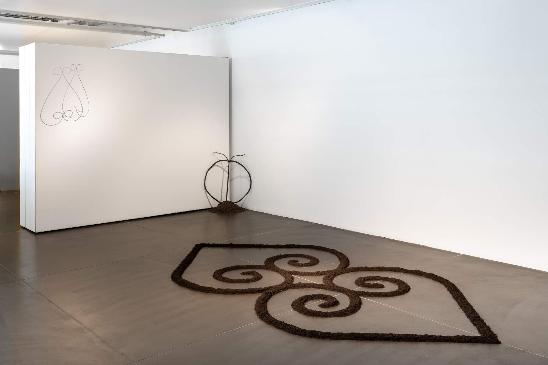 Binta Diaw, Sankofa, Asase Ye Duru, Wawa Aba – Gewinnerwerk der ersten Ausgabe des PREMIO FIAMMA 2026 (2026; Rauminstallation, Erde, Aluminium, geflochtene Haare; Gallarate, MA*GA-Museum) &copy; Roberto Marossi