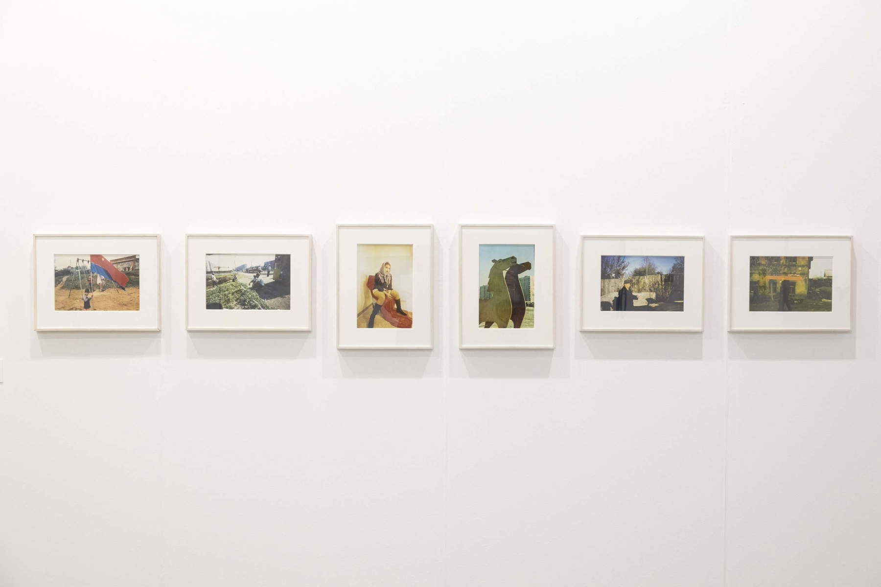 Boris Mikhailov, Red Series (1968-1975 ; 6 photographies en couleur, 16,5 x 25 cm chacune, éd. 7). Acquis par Guido Costa Project, Turin