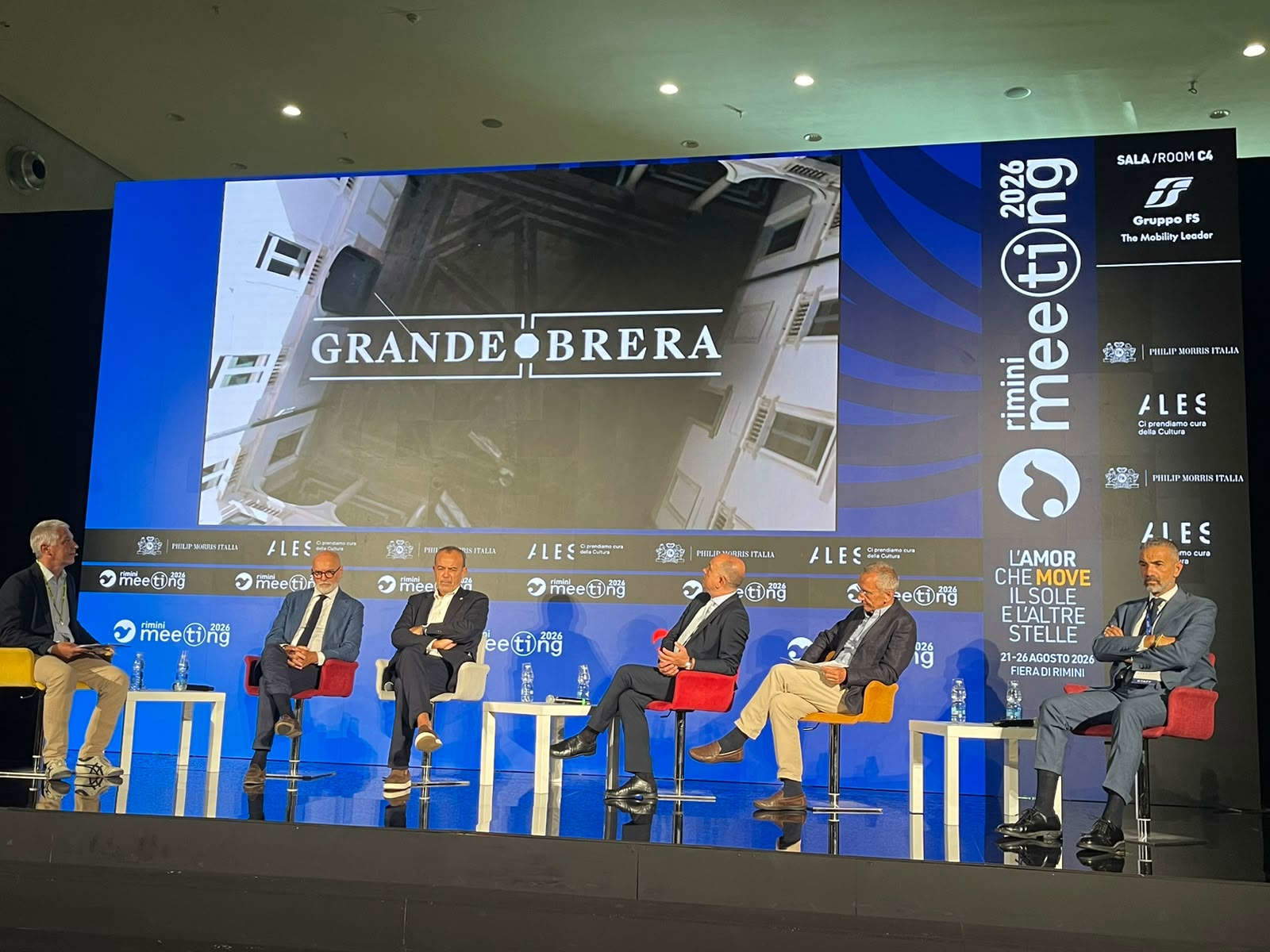 Angelo Crespi (el segundo por la izquierda) en la mesa redonda celebrada durante el Encuentro de CL