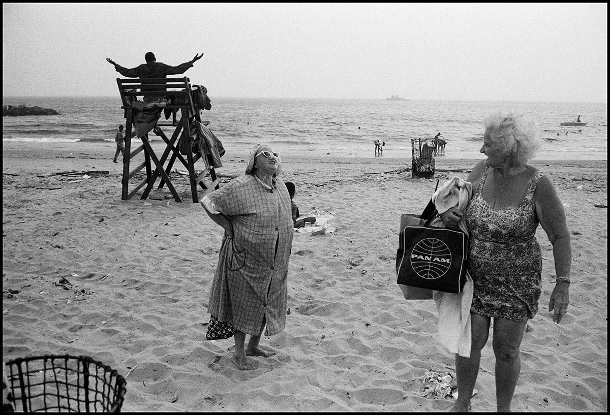 Bruce Gilden, Fellini, Coney Island (1969; New York, USA) &copy; Bruce Gilden/Magnum Photos