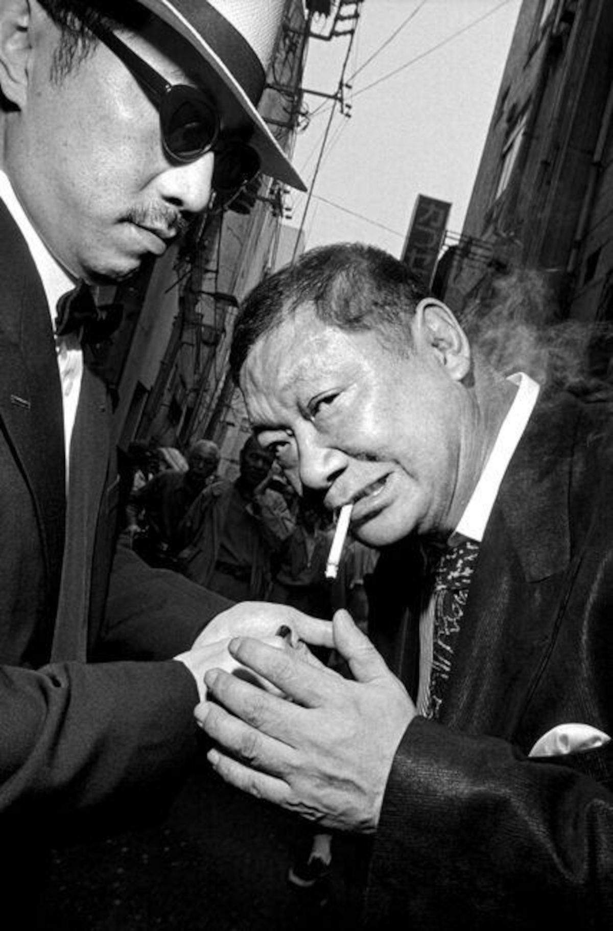 Bruce Gilden, rechts George Abe, ein ehemaliges Yakuza-Mitglied und prominenter Schriftsteller (1998; Tokio, Japan) &copy; Bruce Gilden/Magnum Photos