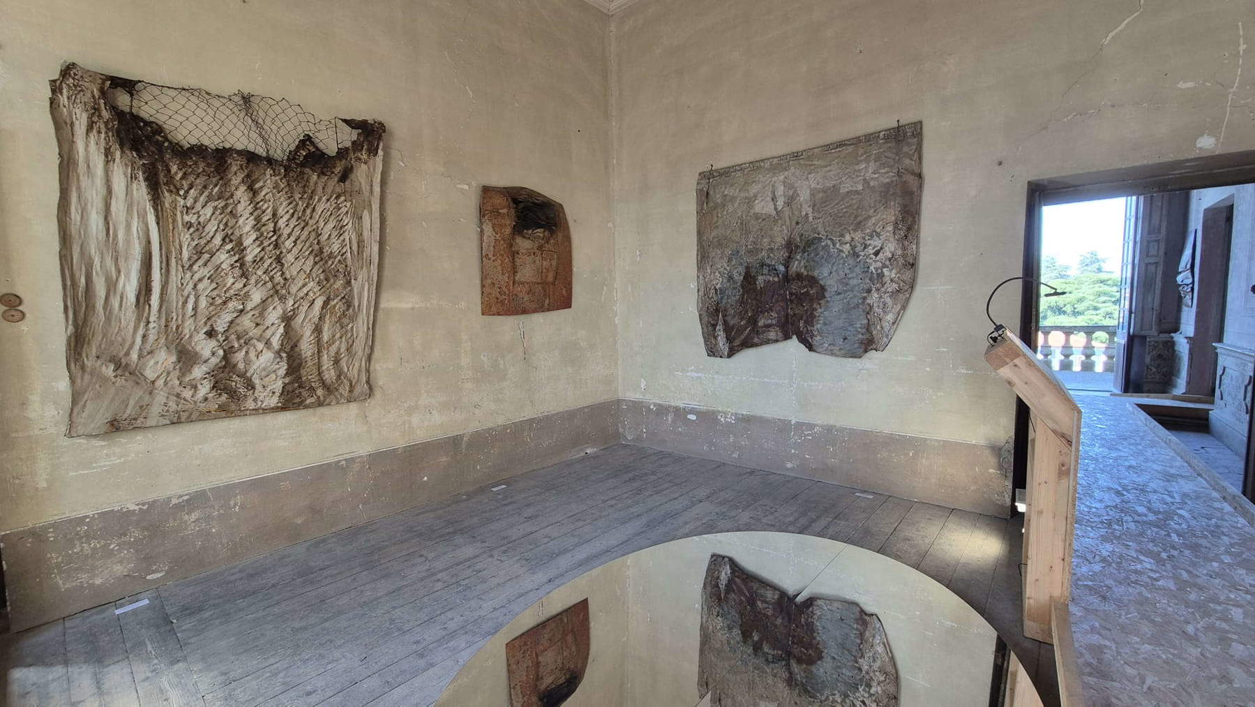 Allestimenti della mostra Racconti materici di Brunivo Buttarelli