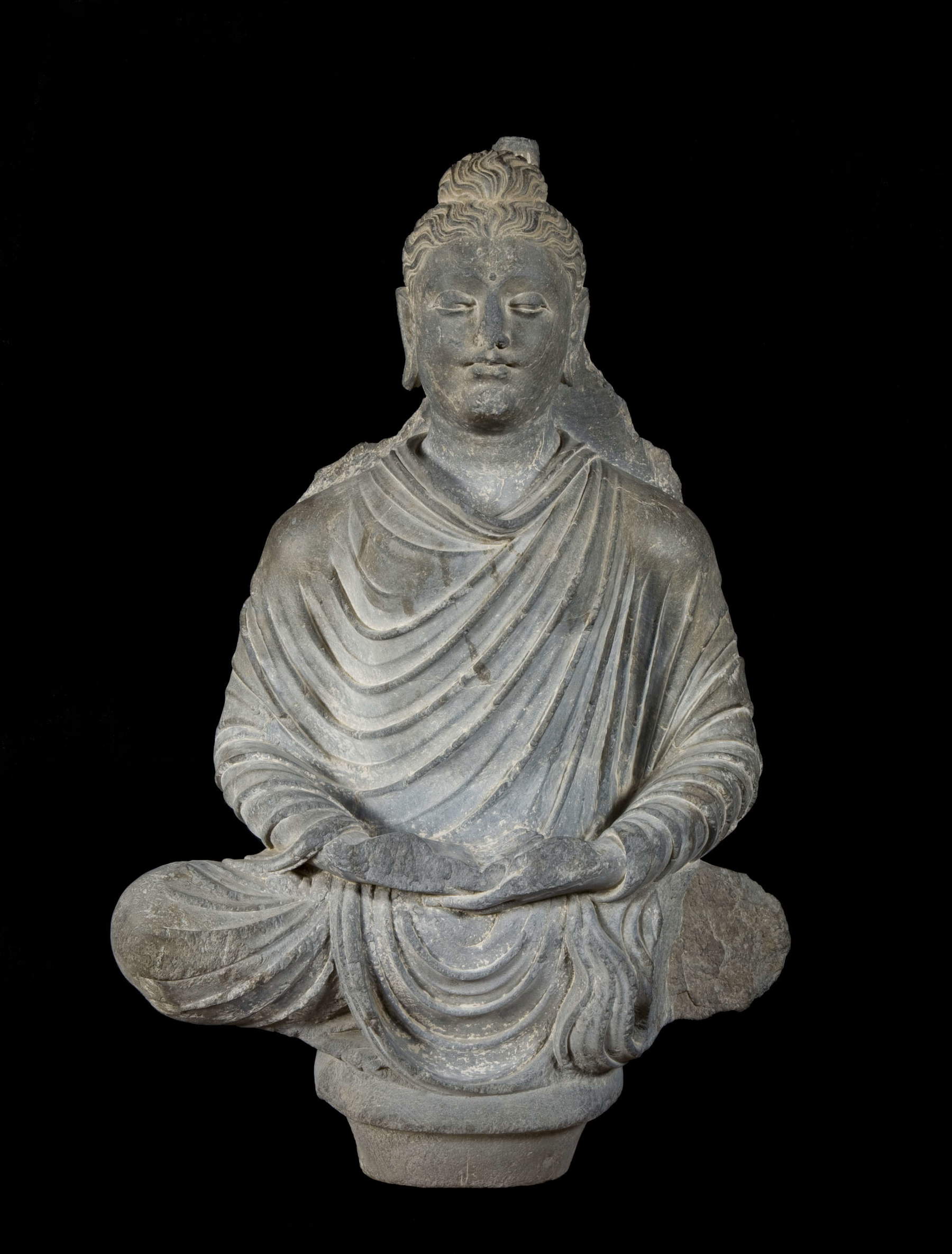 In Meditation sitzender Buddha, Pakistan (2.&ndash;3. Jahrhundert n. Chr.; Schiefer, 63 x 40 cm; Rom, MUCIV &ndash; Museo delle Civilt&agrave;)