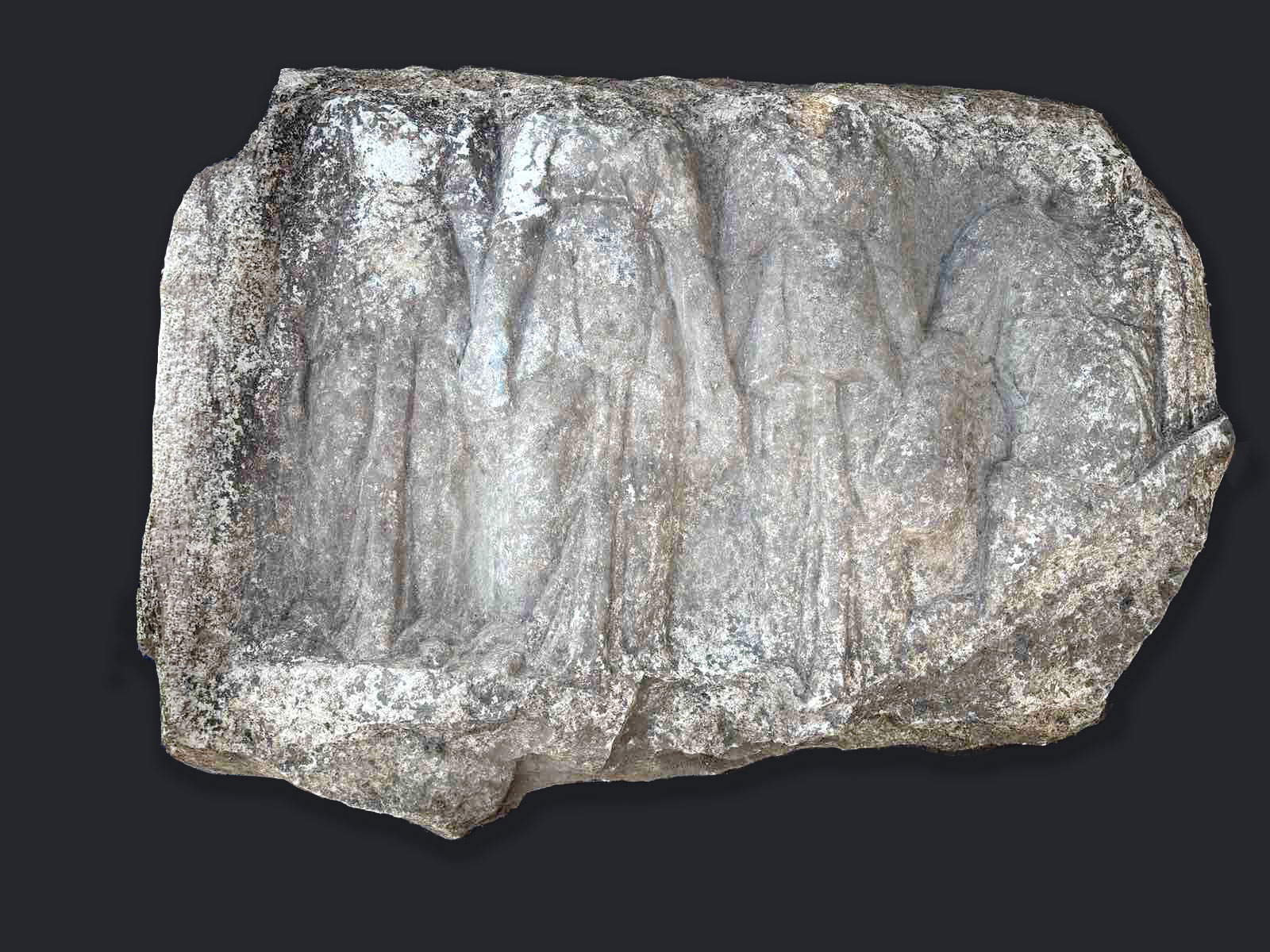 Stele in marmo raffigurante le tre ninfe e la dea madre Cibele. Foto: Museo nazionale di Storia