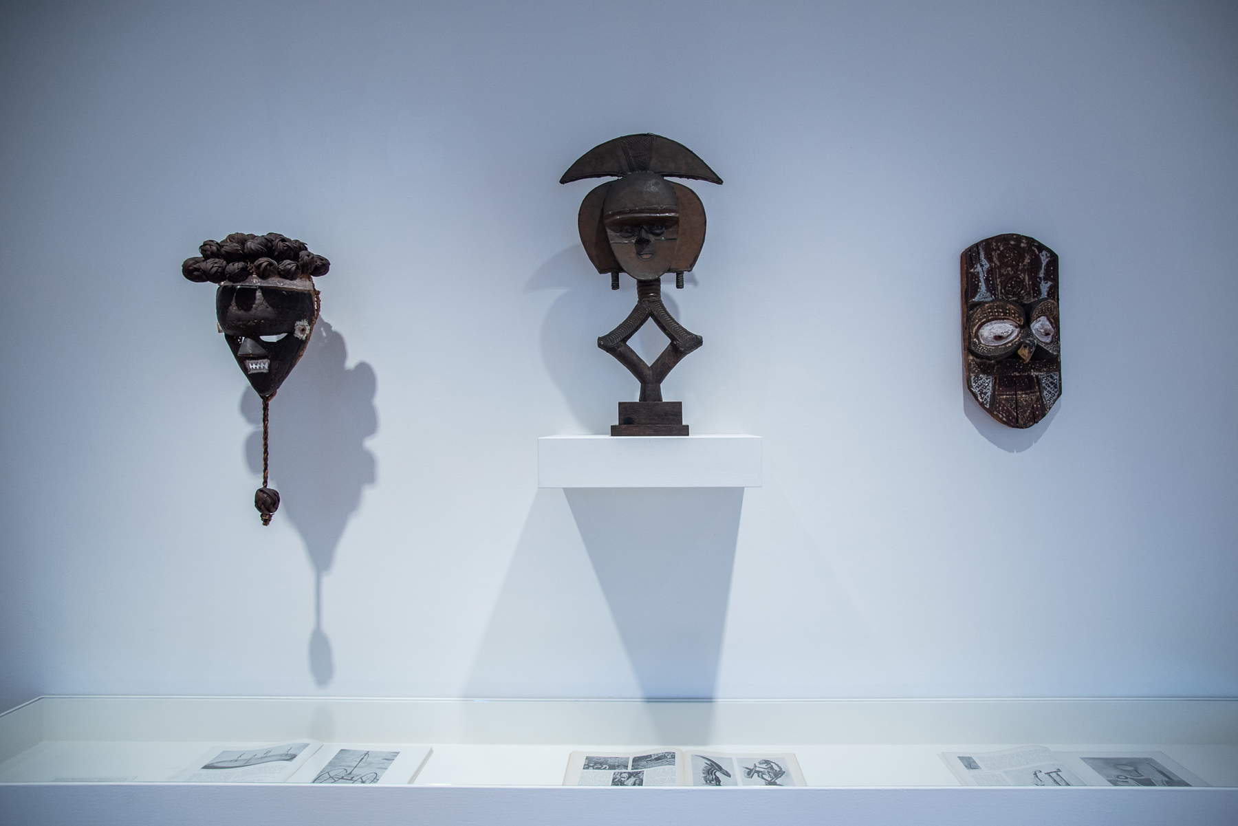 Instalación en el interior de las salas del Palazzo Venier dei Leoni con motivo del centenario de Cahiers d'Art. &copy; Peggy Guggenheim Collection. Foto: Arianna Ferraretto