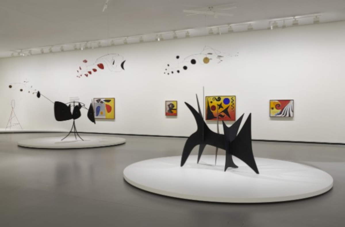 Installationsansicht der Ausstellung Calder. R&ecirc;ver en &eacute;quilibre, in der Fondation Louis Vuitton, Paris. &copy; 2026 Calder Foundation, New York / ADAGP, Paris &copy; Fondation Louis Vuitton / David Bordes