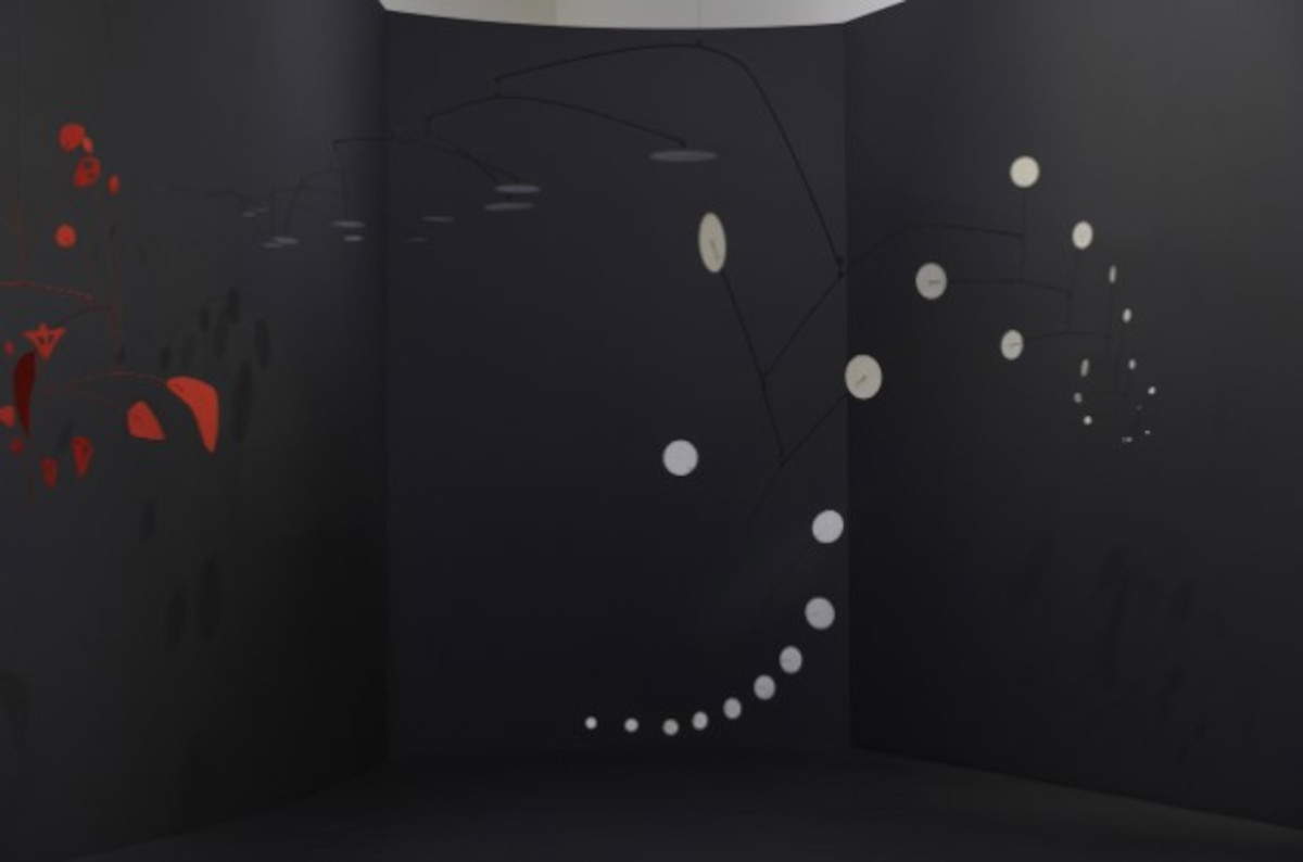 Installationsansicht der Ausstellung Calder. R&ecirc;ver en &eacute;quilibre, in der Fondation Louis Vuitton, Paris. &copy; 2026 Calder Foundation, New York / ADAGP, Paris &copy; Fondation Louis Vuitton / David Bordes