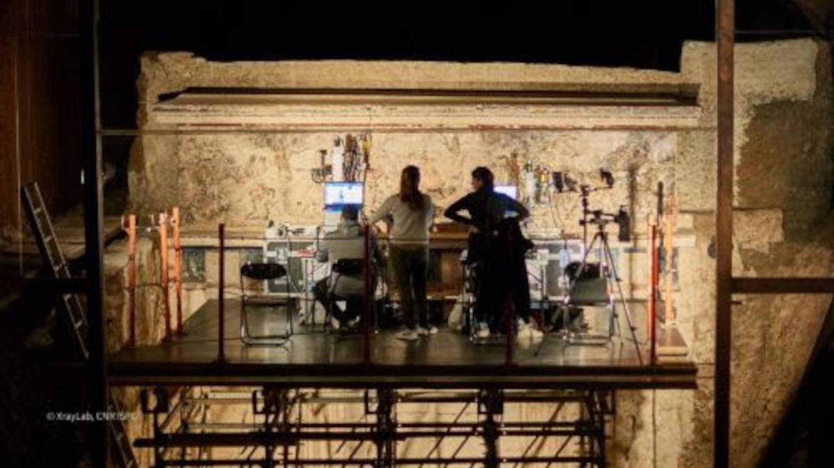 E-RIHS.it Campaign – MOLAB by the CNR ISPC XRAYLab team on the scaffolding used to access the frieze of King Philip II’s tomb at Vergina, Greece. During the project, two X-ray techniques were employed simultaneously (MA-XRF and MA-XRD) | &copy; CNR ISPC