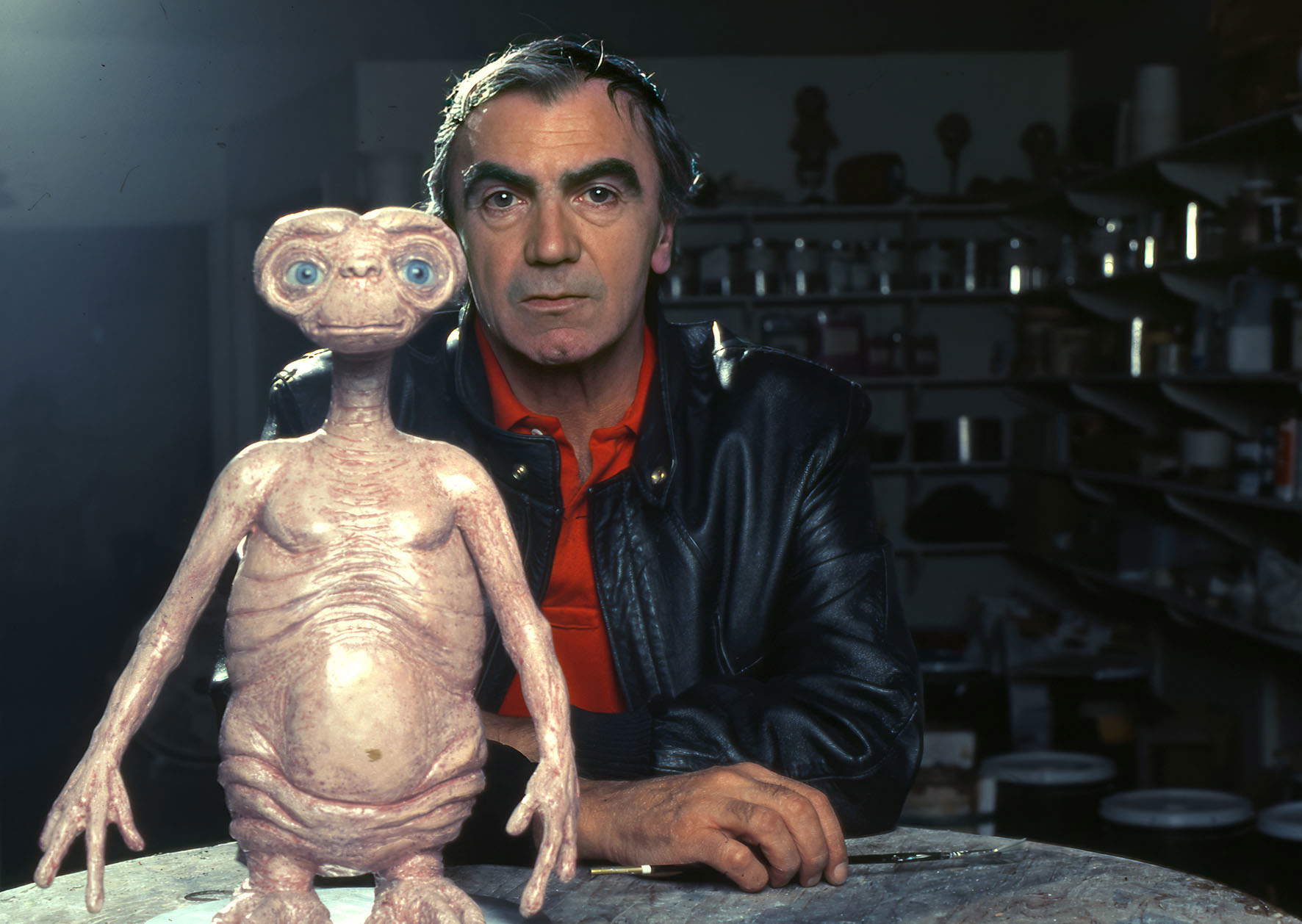 Carlo Rambaldi mit E.T. – Der Außerirdische