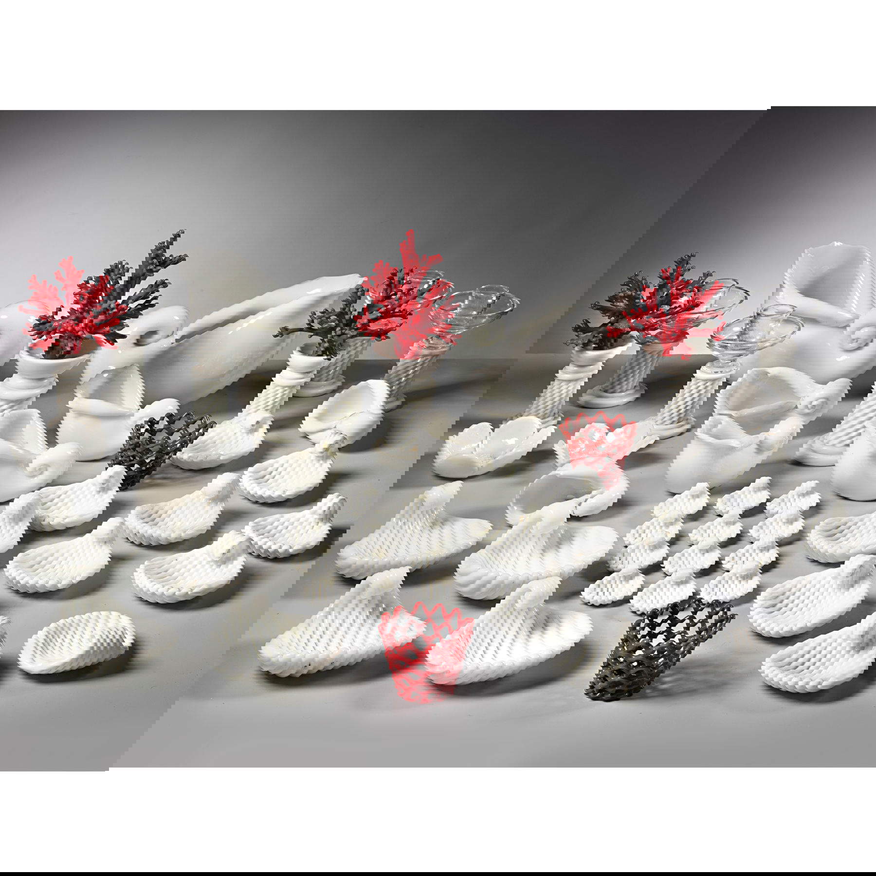 Fulvio Bianconi und Carlo Scarpa, Tischgarnitur (Venini-Produktion, Murano, um 1950; Glas in Weiß- und Rottönen, auf dem Boden in Säure signiert) Schätzung &euro; 5.000/7.000