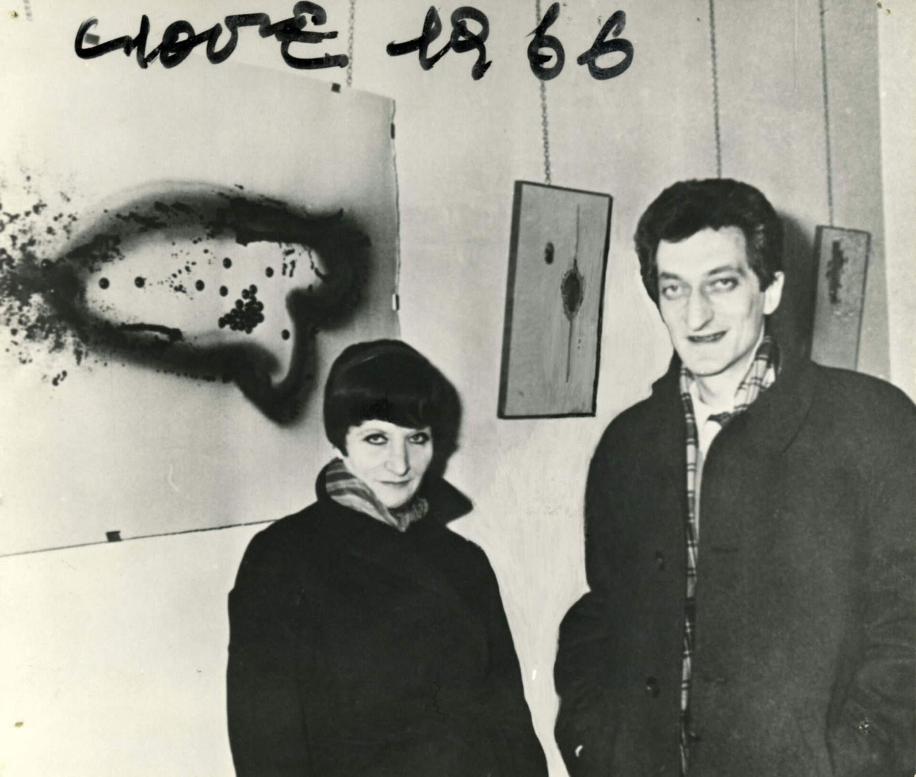 Carol Rama avec Edoardo Sanguineti, Galerie Lutrin, Lyon, 1966. Photo anonyme, Maison-musée Carol Rama