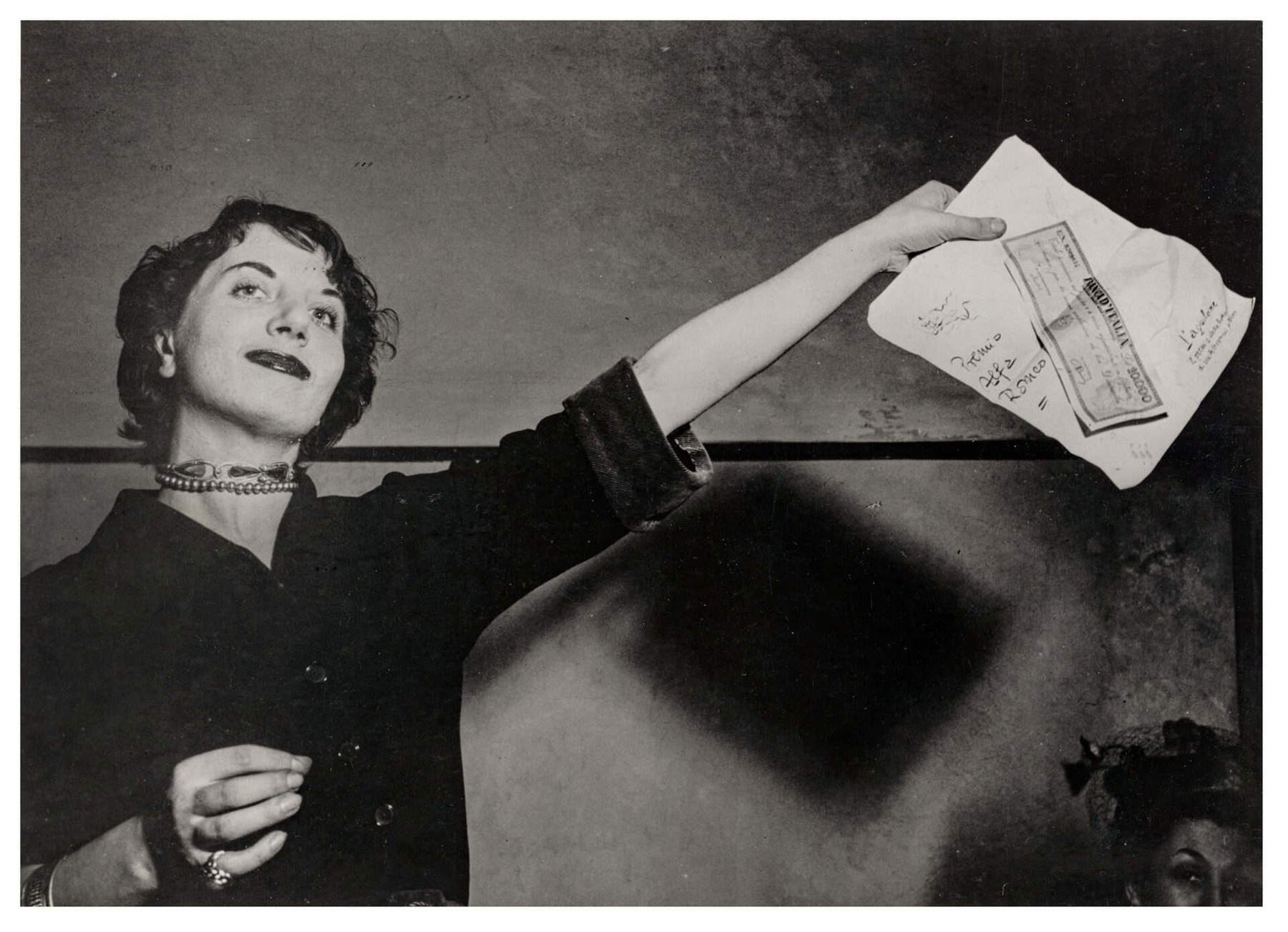 Carol Rama présente le prix Alfa Romeo, 1951. Photo anonyme, Maison-musée Carol Rama