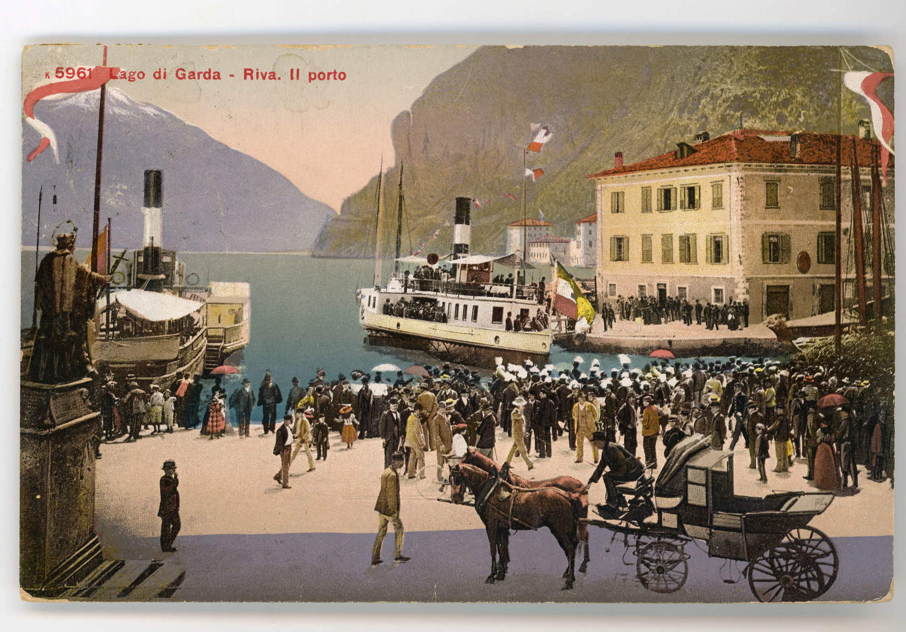 Postal que muestra la llegada de un barco de vapor al puerto de Riva del Garda, enviada en 1902, edición de Photoglob Zúrich, Museo Alto Garda