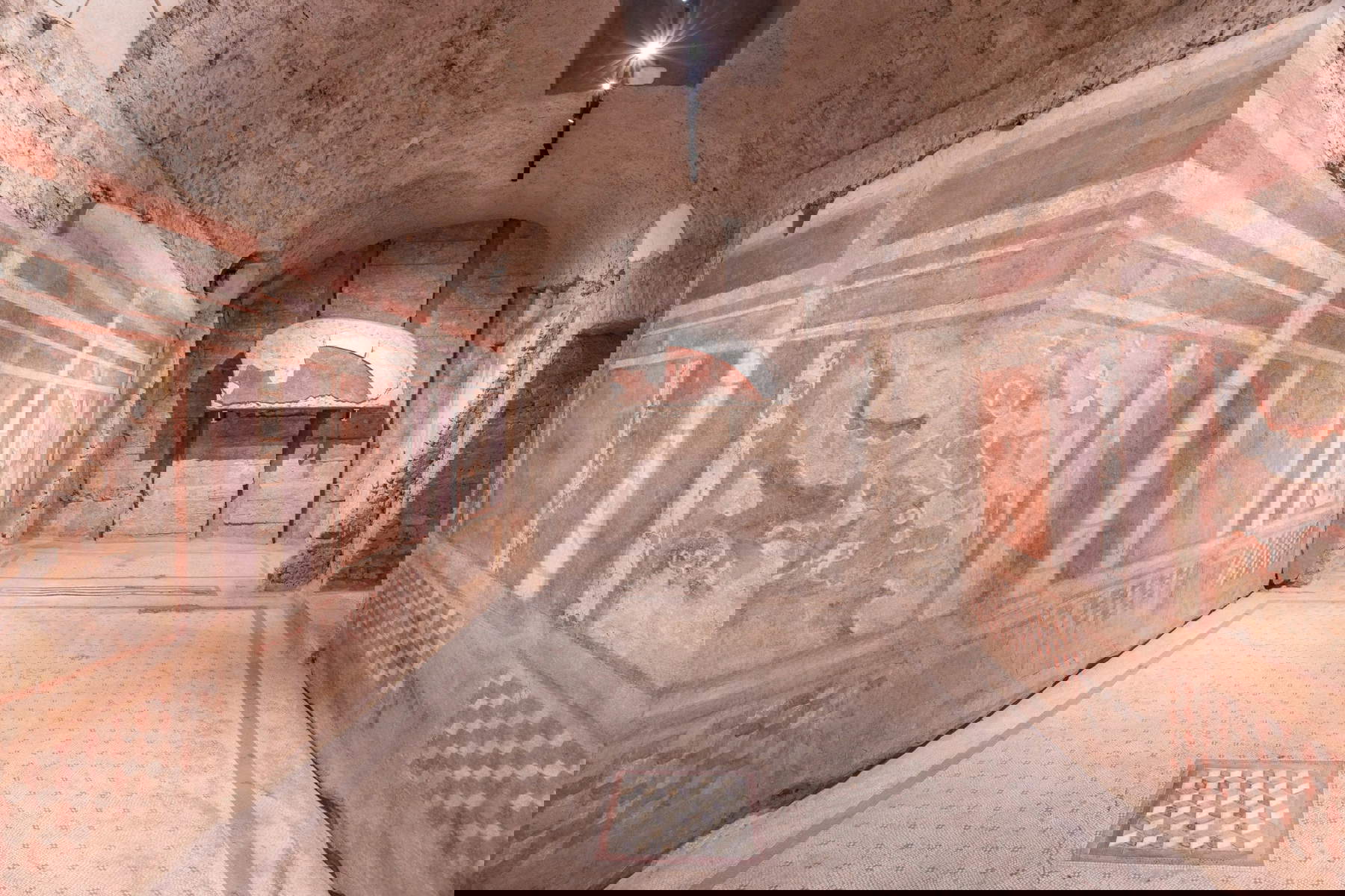 Archäologischer Park des Kolosseums, Haus der Greifen. Detail des mit Fresken bemalten Raums mit Mosaikboden und zentralem Emblem mit perspektivischen Würfeln. Foto: Simona Murrone