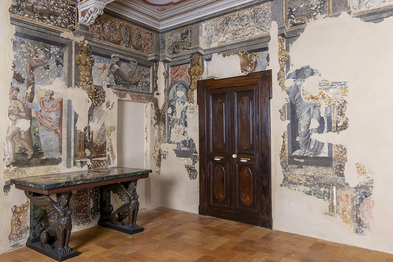 La Sala degli Antichi con parte degli affreschi scoperti. Foto: Ufficio stampa Casa Leopardi