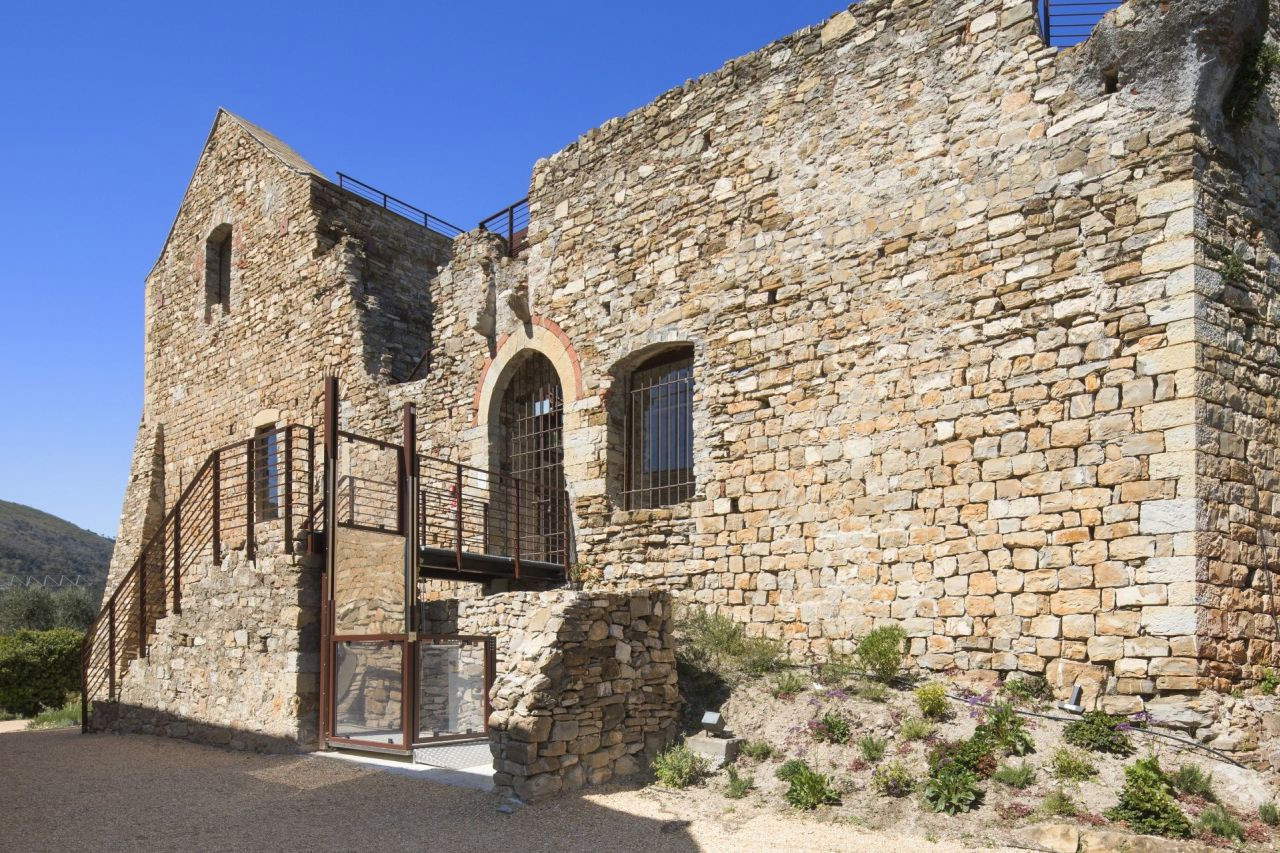 Clavesana Castle
