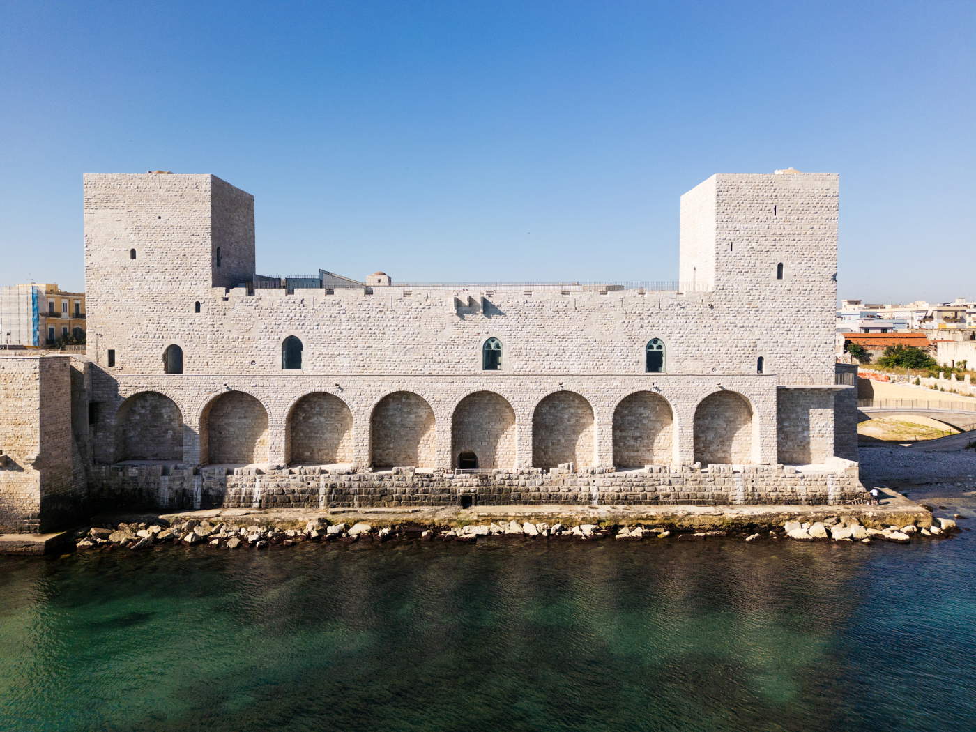 Die Stauferburg von Trani. Punkt-Punkt-Punkt. Foto: Edoardo Delille