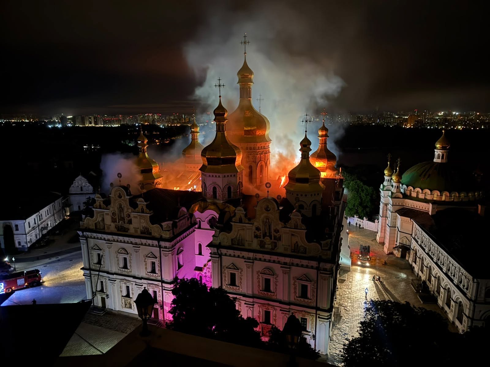 La Cattedrale della Dormizione in fiamme. Foto: Ministero della Cultura dell'Ucraina