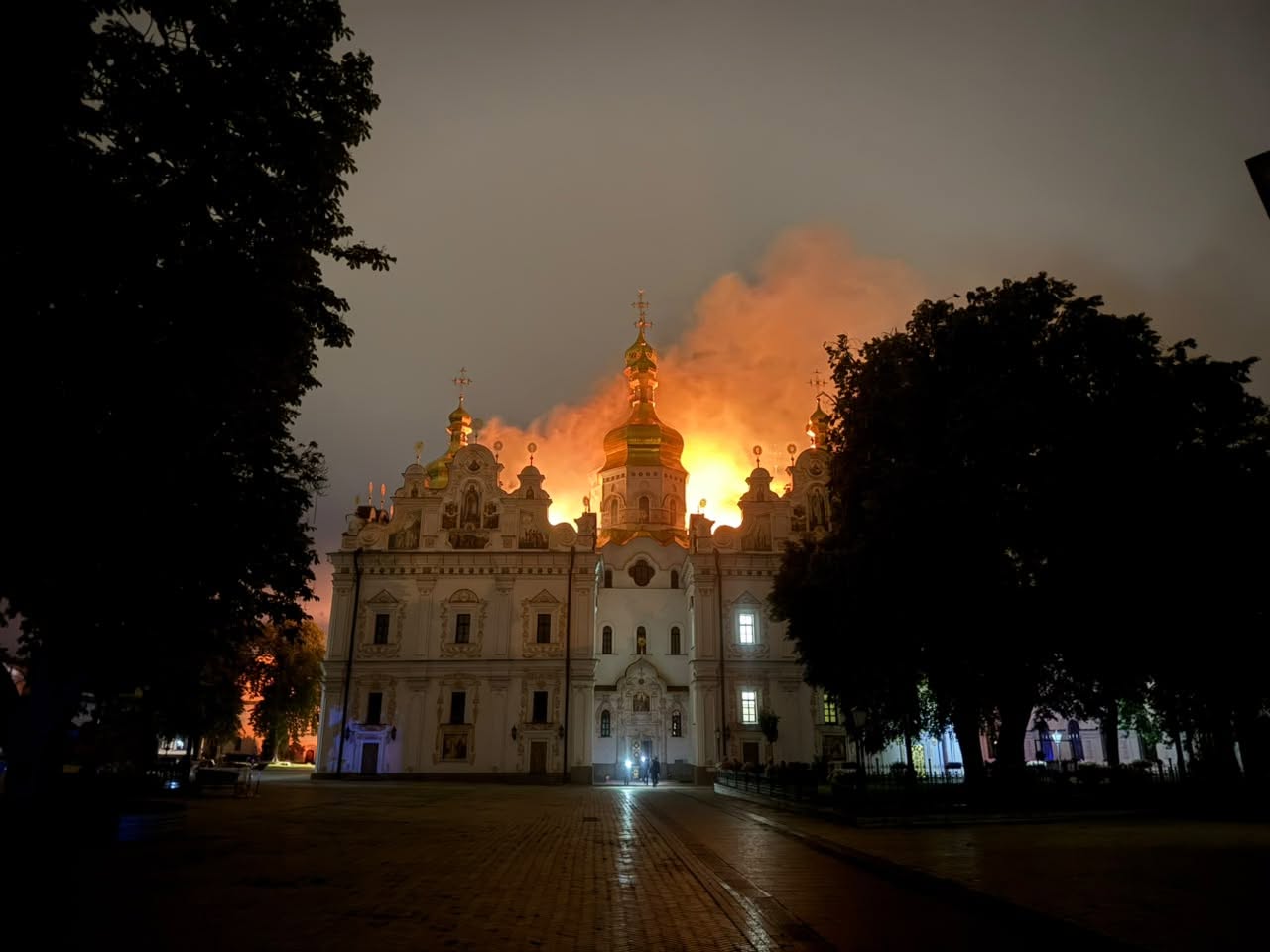 La Cattedrale della Dormizione in fiamme. Foto: Ministero della Cultura dell'Ucraina