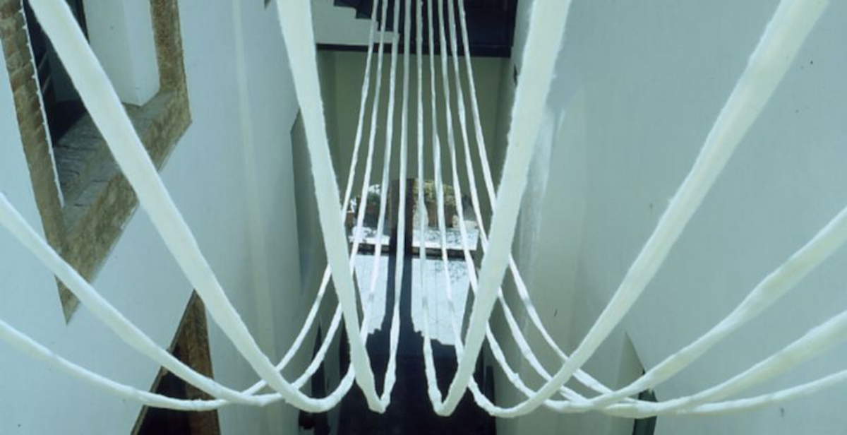 Cecilia Vicuña en el Castello di Rivoli: un quipu suspendido para el glaciar que desaparece