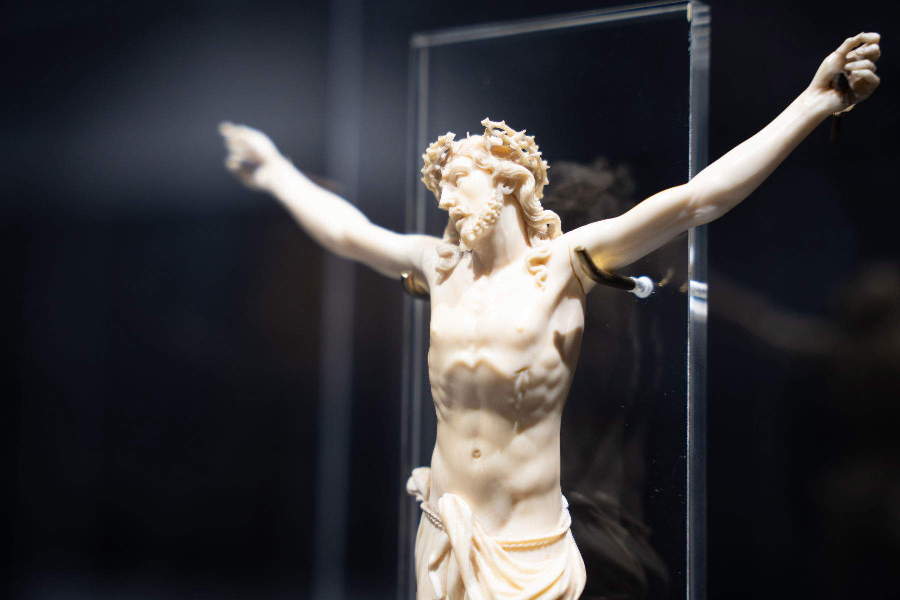 Attributed to Gianlorenzo Bernini, Crucifix (mid-17th century; ivory, 20 x 16.7 cm, weight: 300 g; private collection)
