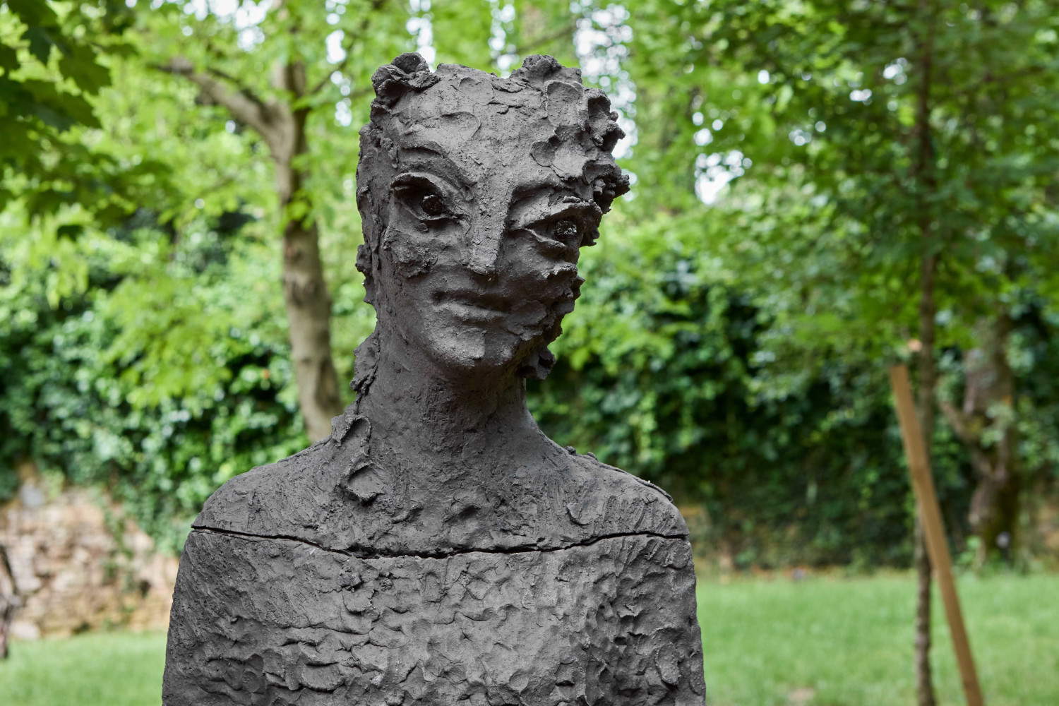 Chiara Camoni, La Forza (2025; Ausstellungsansicht). Foto: Camilla Maria Santini