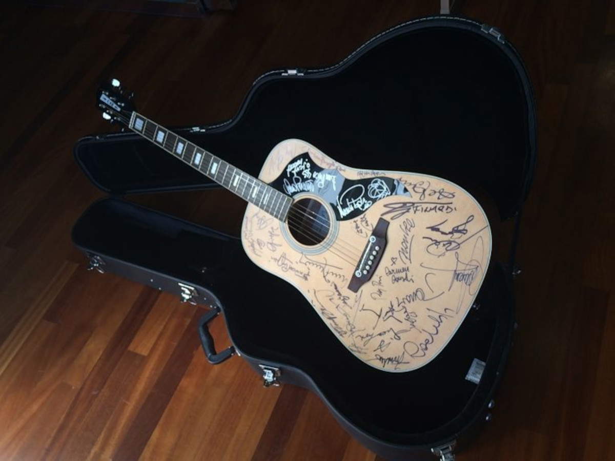 Die Gitarre mit dem Autogramm der Project Tomorrow-Künstler