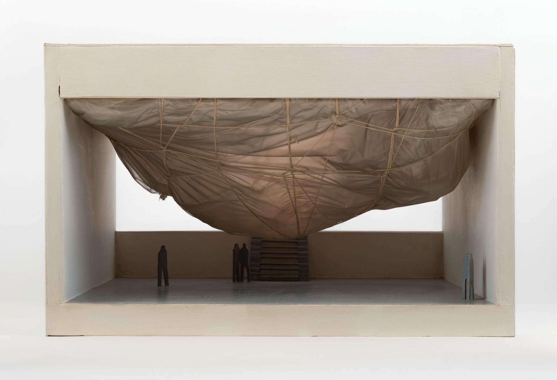 Christo und Jeanne-Claude, Air Package on a Ceiling (Projekt für das Institute of Contemporary Art, University of Pennsylvania, Philadelphia) (1968; Holz, Farbe, Polyethylen, Mylar, Schnur, Schrauben und elektrisches Licht, 43,2 x 69,9 x 68,9 cm) &copy; Christo and Jeanne-Claude Foundation. Foto: Charles Roussel. Mit freundlicher Genehmigung der Christo and Jeanne-Claude Foundation und Gagosian