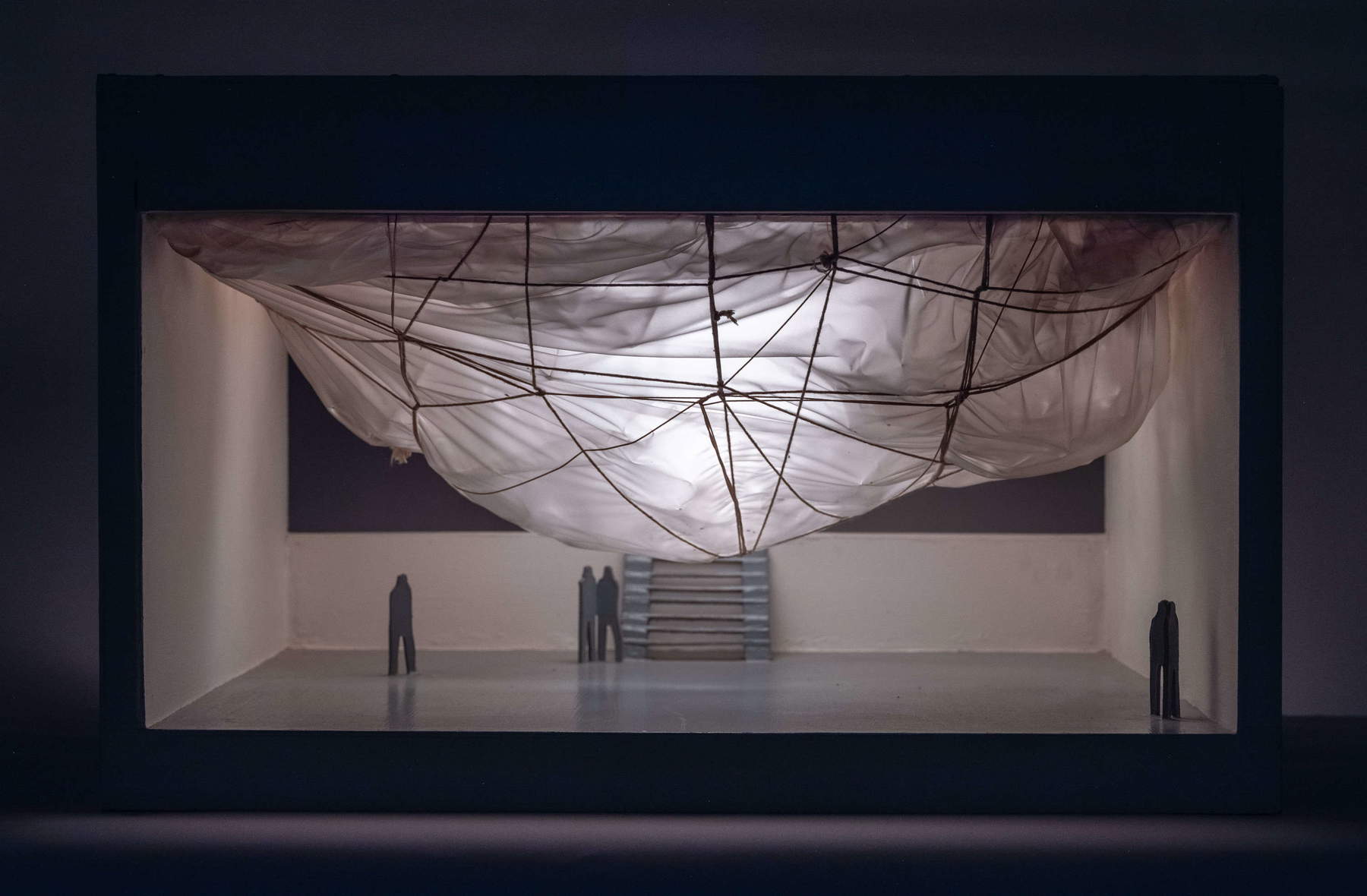 Christo und Jeanne-Claude, Air Package on a Ceiling (Projekt für das Institute of Contemporary Art, University of Pennsylvania, Philadelphia) (1968; Holz, Farbe, Polyethylen, Mylar, Schnur, Schrauben und elektrisches Licht, 43,2 x 69,9 x 68,9 cm) &copy; Christo and Jeanne-Claude Foundation. Foto: Charles Roussel. Mit freundlicher Genehmigung der Christo and Jeanne-Claude Foundation und Gagosian