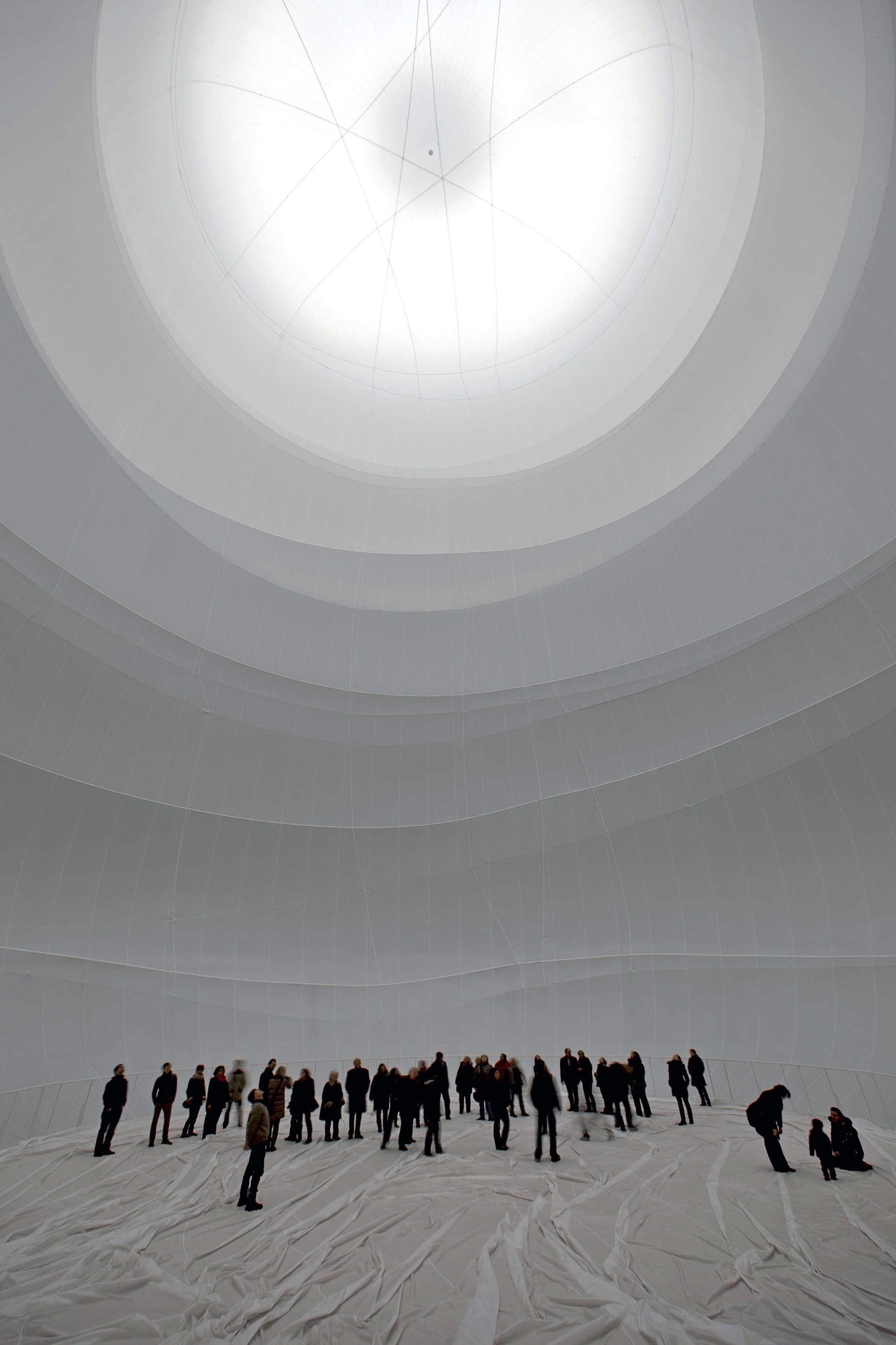 Christo und Jeanne-Claude, Big Air Package, Installationsansicht (Gasometer Oberhausen, Deutschland, 2010-13) &copy; Christo and Jeanne-Claude Foundation. Foto: Wolfgang Volz. Mit freundlicher Genehmigung der Christo and Jeanne-Claude Foundation und Gagosian