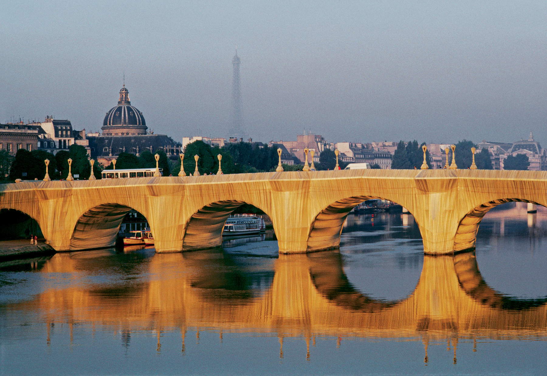 Christo e Jeanne Claude, Pont Neuf impacchettato (1975-1985). Foto: Wolfgang Volz &copy; 1985 Christo and Jeanne-Claude Foundation
